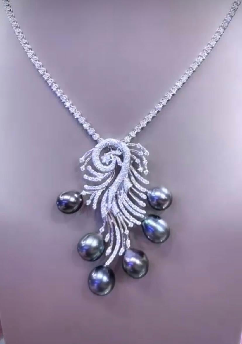 Uno squisito ciondolo con perle di Tahiti ed Eleg è l'epitome dell'eleganza e della raffinatezza, perfetto per qualsiasi occasione formale o come aggiunta senza tempo alla tua collezione di gioielli.
Le perle brillanti sono state accuratamente