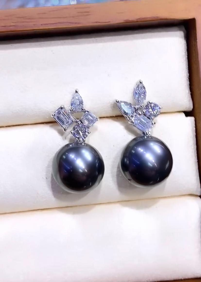 An exquisite pair of earrings , so refined and elegance style, designed with love and more attentions on details. Adds a touch of class and charm on your look.
Stunning earrings come in 18k gold with 2 pieces of  Tahitian Pearls , extra fine