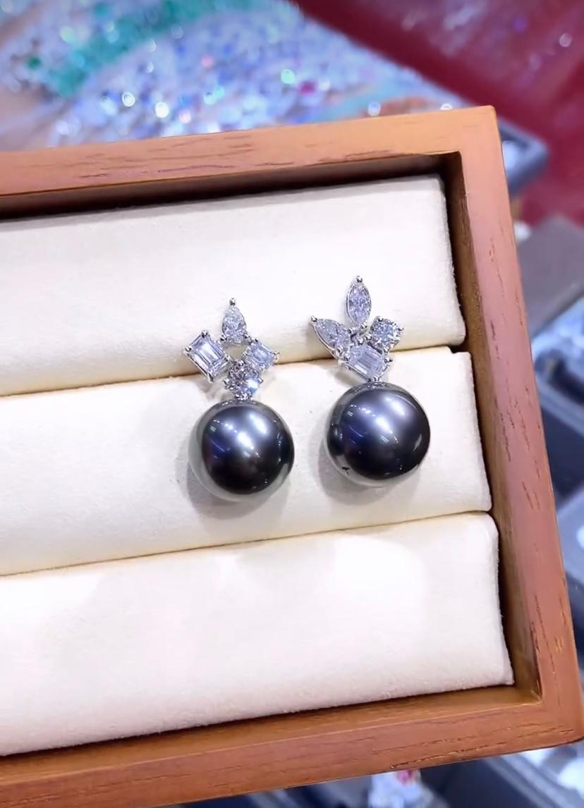 Women's GIT Certified Tahitian Pearls  Diamonds 18kGold Earrings For Sale