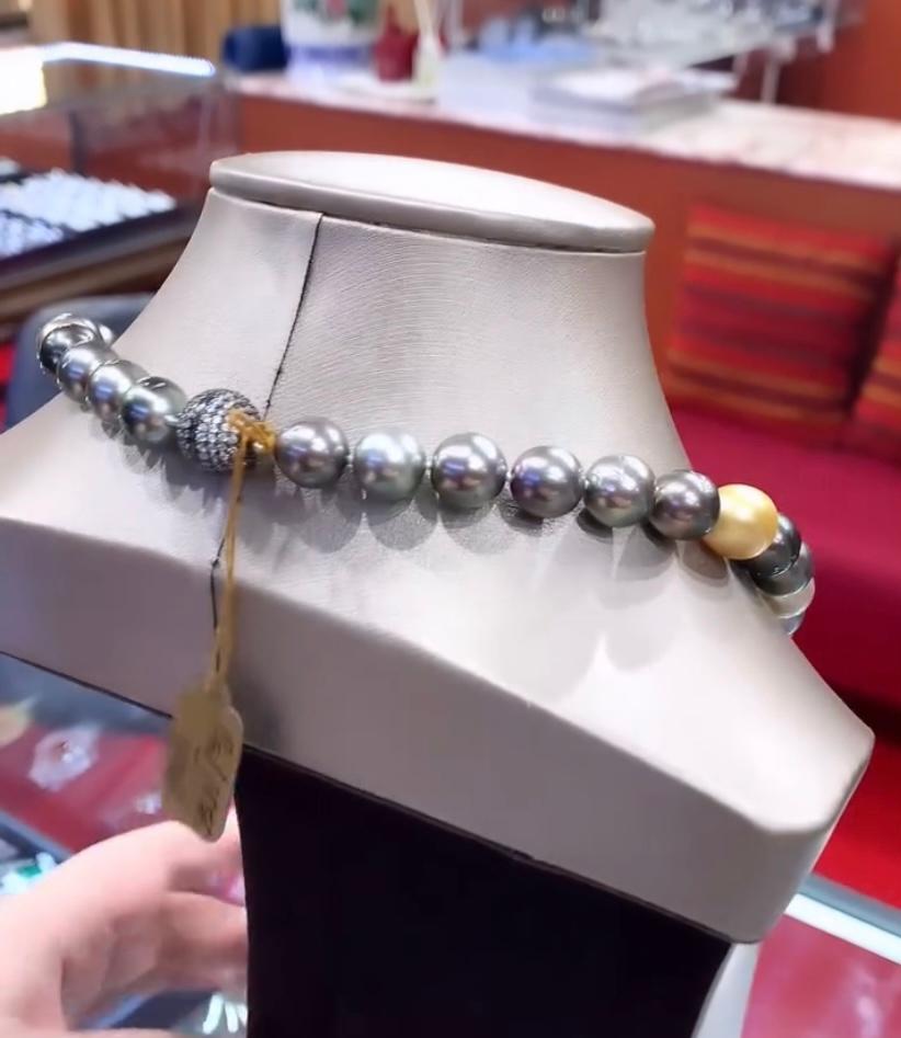 Donna Perle di Tahiti certificate GIT Perle d'oro dei mari del sud  Collana in vendita