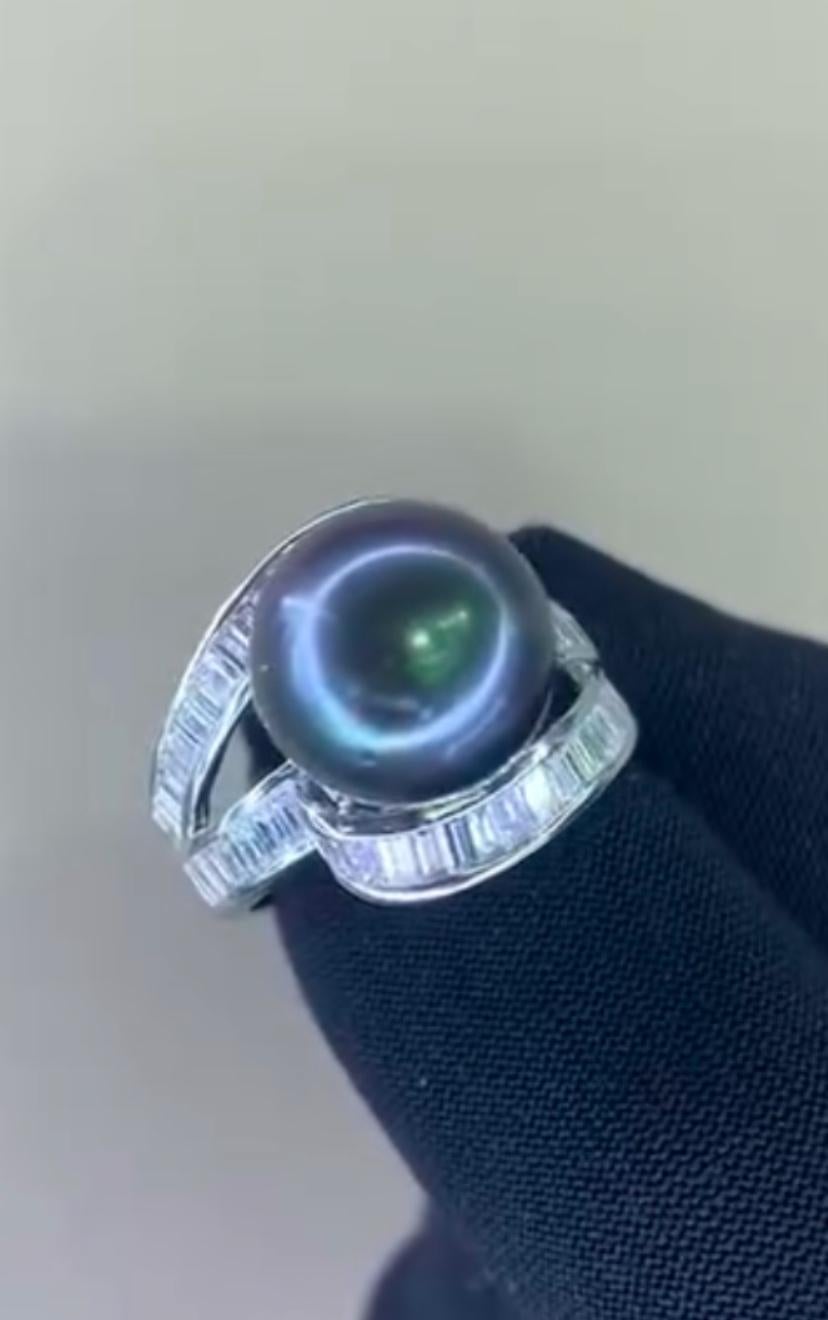 An exquisite Thaitian Pearl and Diamonds ring in contemporary design, so elegant and refined design.
Elevate your timeless of beauty and add a touch of charm and class on your look.
Stunning ring come in 18k gold with a lustrous Thaitian Pearl of