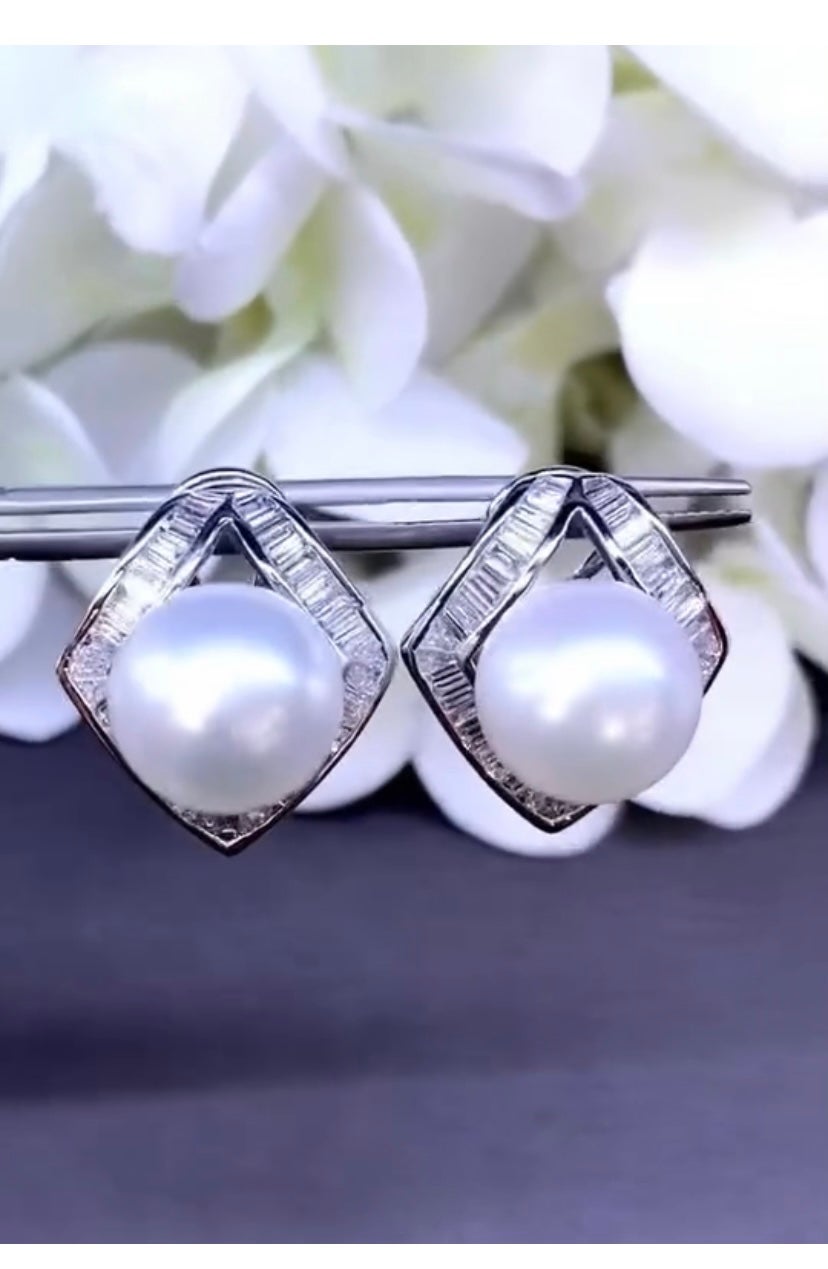 Uno squisito paio di orecchini dal magnifico design contemporaneo, così raffinato e particolare, uno stile molto glamour.
Realizzato con una meticolosa attenzione ai dettagli, mano a mano.
Eleva il tuo outfit e impreziosisciti con questo incredibile