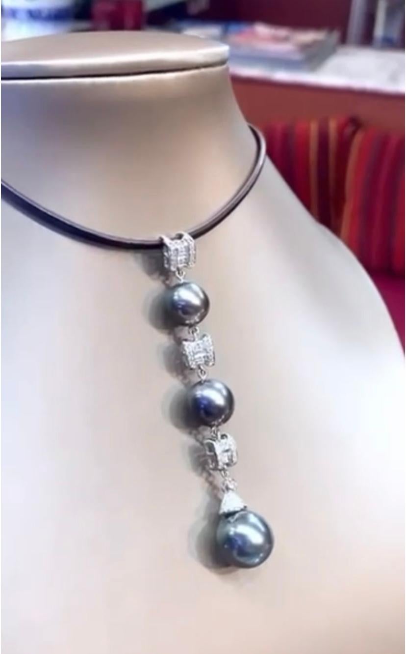 An exclusive Art Deco design pendant , so elegant and refined.
Pendant come in 18k gold with 3 pieces of Tahitian untreated saltwater cultured pearls of about 13.7/14 mm , extra fine quality, luxury grade, and 42 pieces of natural diamonds in round