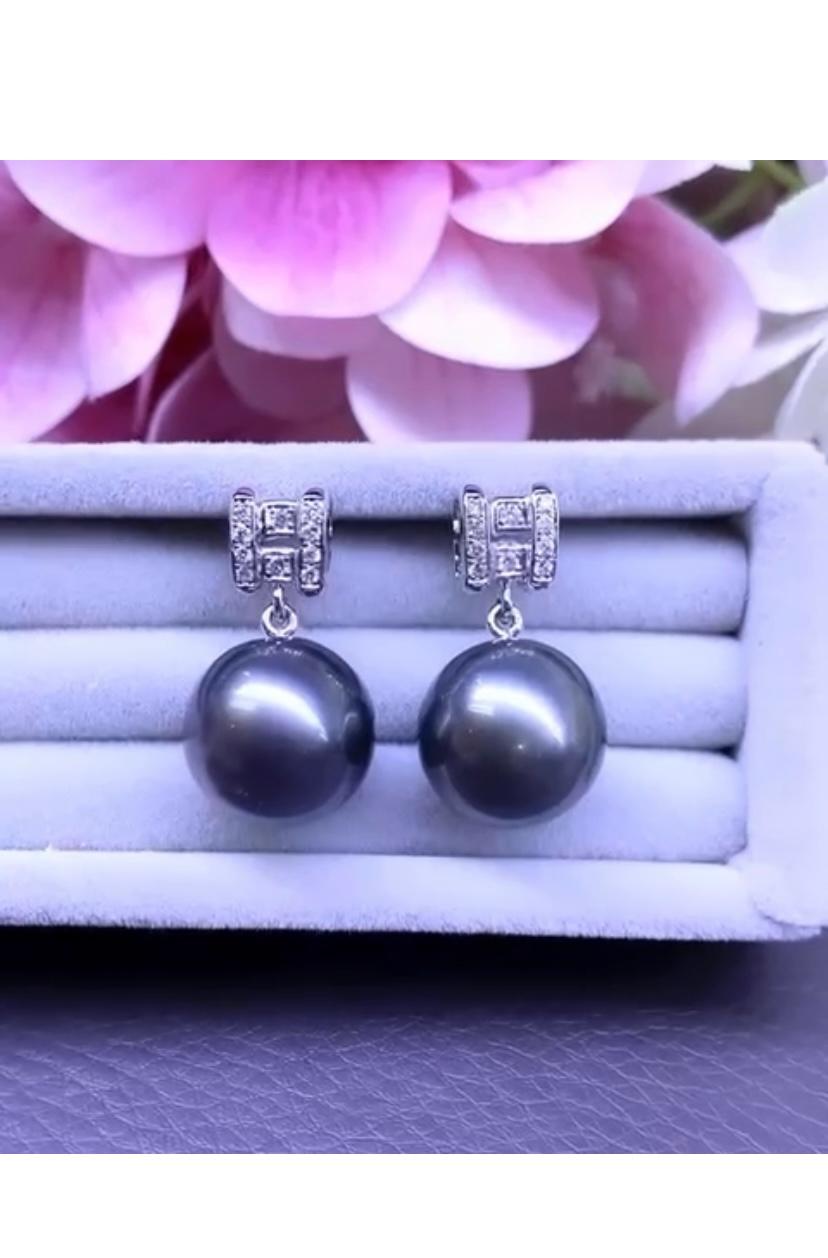 An exquisite Art Deco design earrings, so glamour and chic.
Earrings come in 18k gold with 2 pieces of Untreated saltwater cultured Tahitian pearls of about 13.5 mm , extra fine quality, and natural diamonds in round brilliant cut diamonds of 0,25