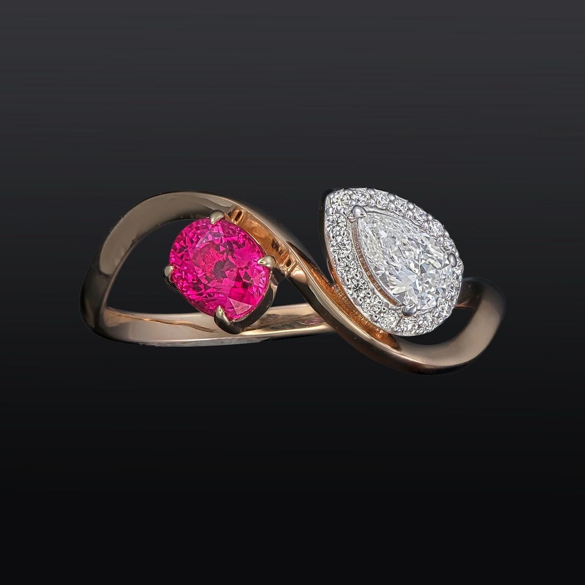 Bague en or blanc 18kt avec rubis et diamants
  
  Couleur de l'or et carat : Or blanc 18kt
  Poids : 2,204 grammes
  
  Ensemble avec...
  Type de pierre : Rubis
  Forme : Ovale
  Carat : 0,55 
  Couleur : -
  Clarté : -
  
  Pierres environnantes