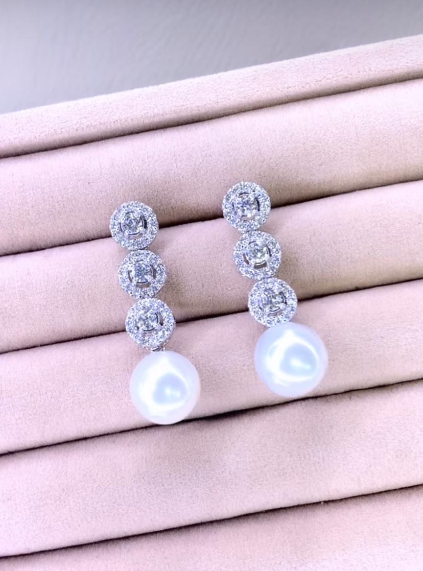Ein exquisiter Ohrring aus Südseeperlen und Diamanten, in zeitgenössischem Design, so elegant und raffiniert.
Schmücken Sie sich und verleihen Sie Ihrem Look einen Hauch von Charme und Raffinesse.
Atemberaubende Ohrringe kommen in 18k Gold mit 2