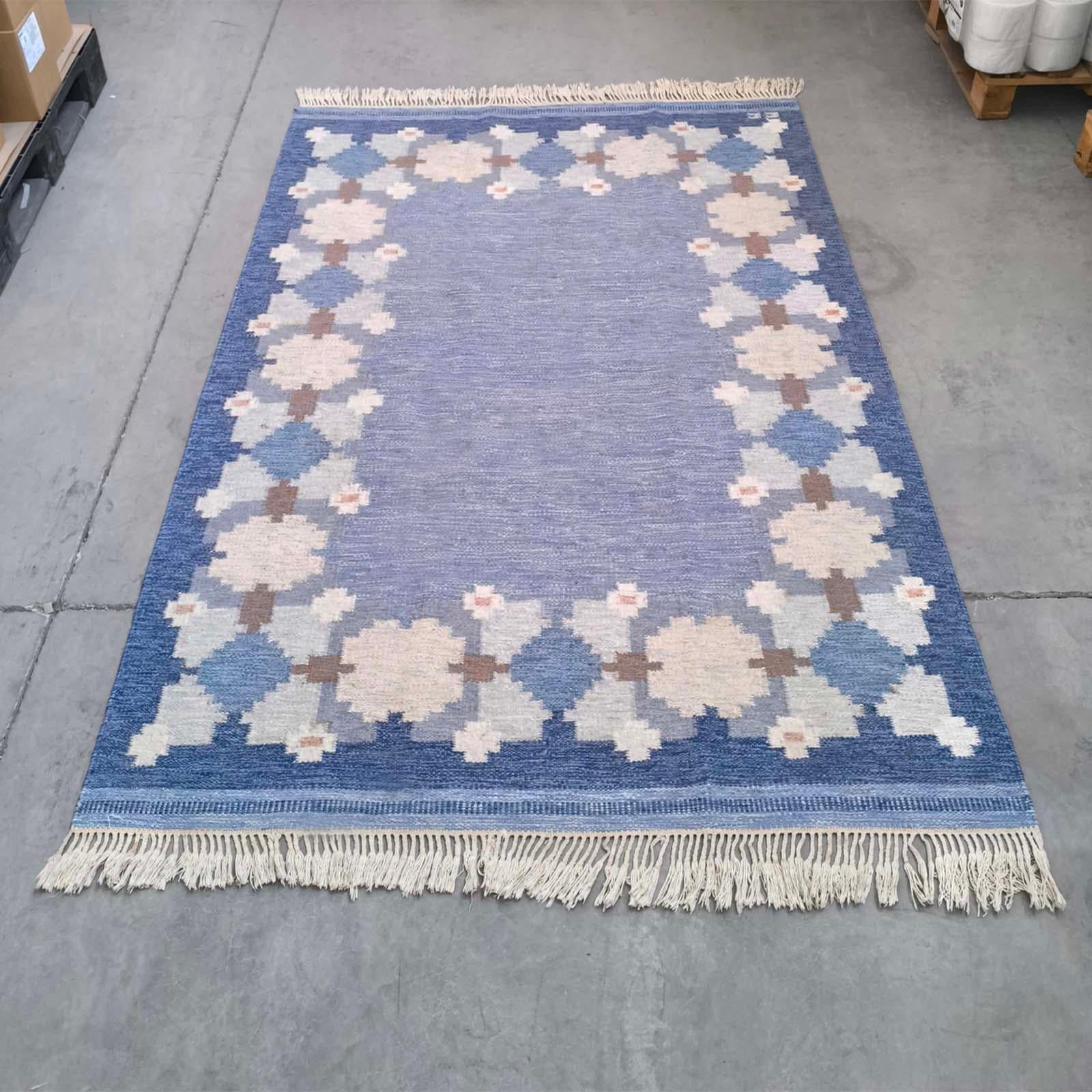 Variegated shades of sky blue, tan, blue, beige, charcoal, rose-mauve and others accent colors flat-weave wool carpet designed and produced by Gitt Grännsjö-Carlsson, Sweden, c. 1950s.
Large size 174x240 cm. Signed, GG Monogram.
A genuine,