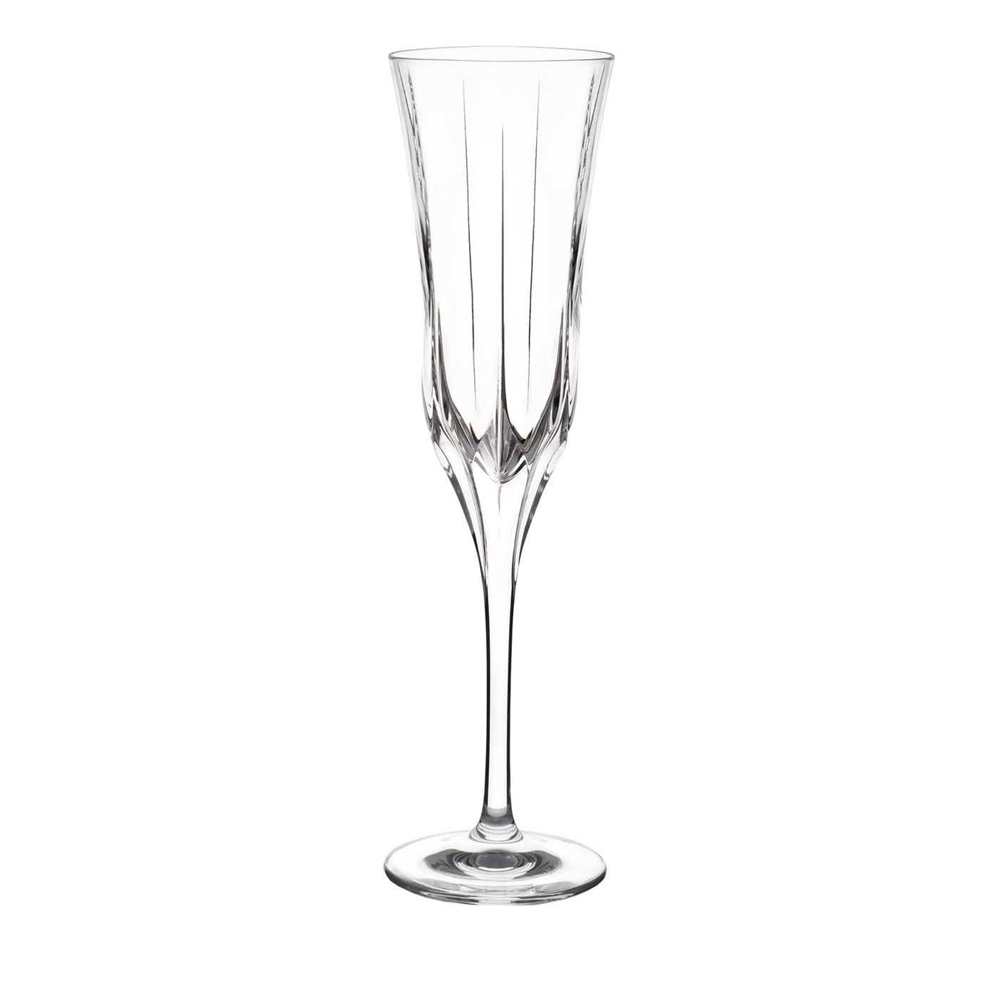Este preciado juego de seis copas flauta es una celebración de la artesanía fina revelada por una síntesis perfecta de diseño atemporal y fino cristal transparente. Una característica distintiva es la textura de delicados pliegues que animan las