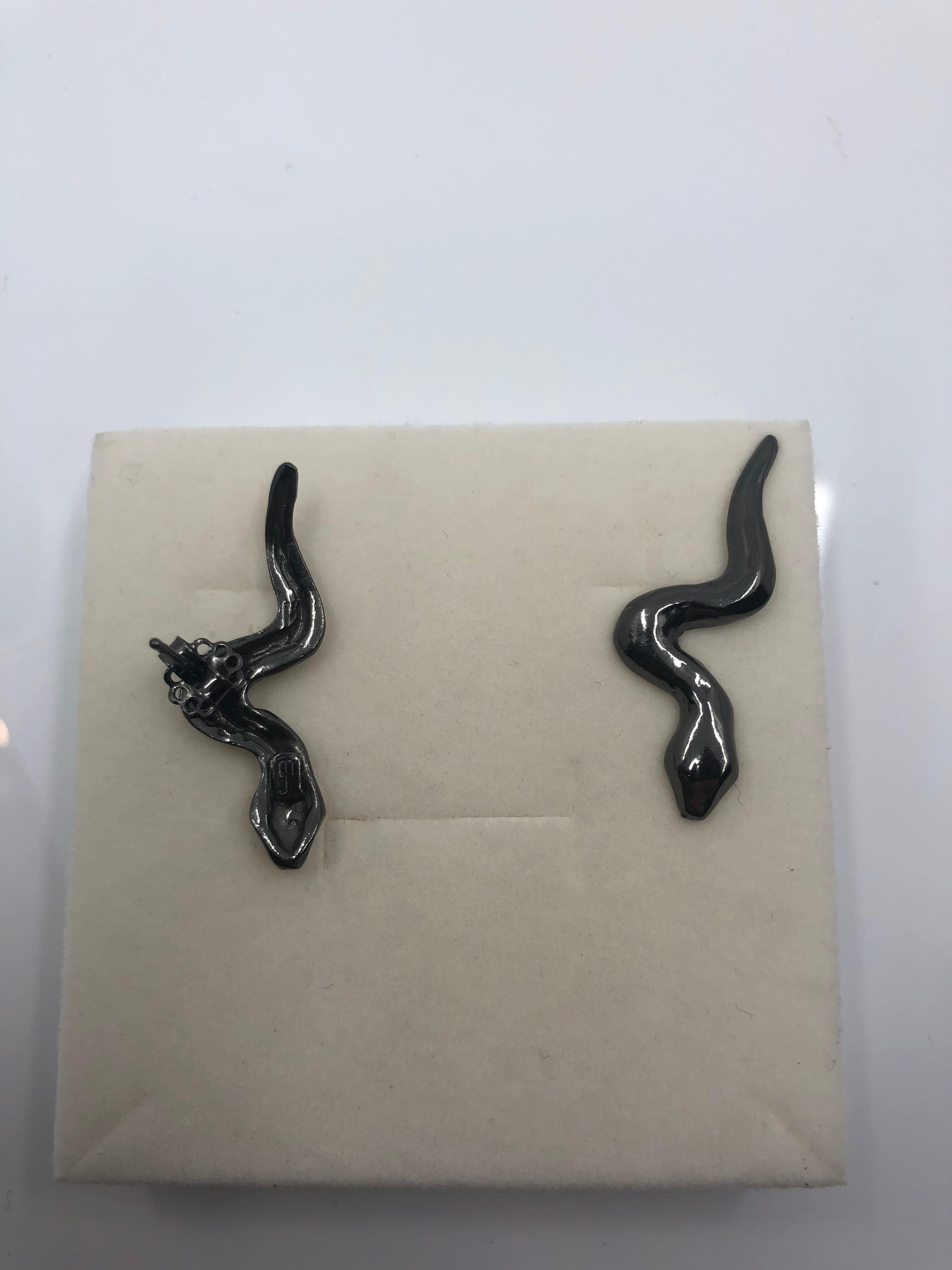 Giulia Barela Ribbon earrings, 925 silver black rhodium In Excellent Condition For Sale In Rome, IT