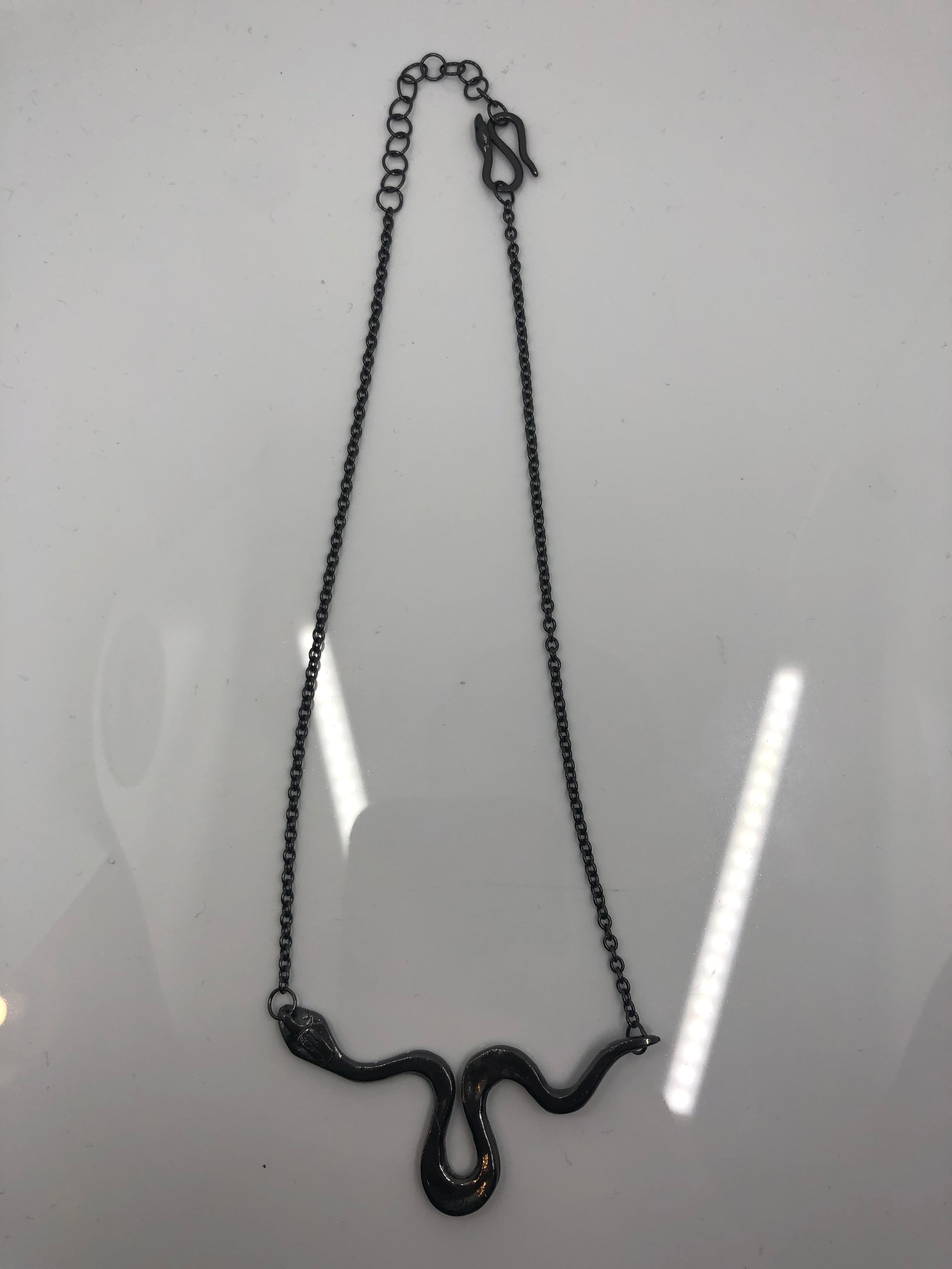 Giulia Barela Ribbon S 925 Silver Black Rhodium Necklace: (Zeitgenössisch) im Angebot