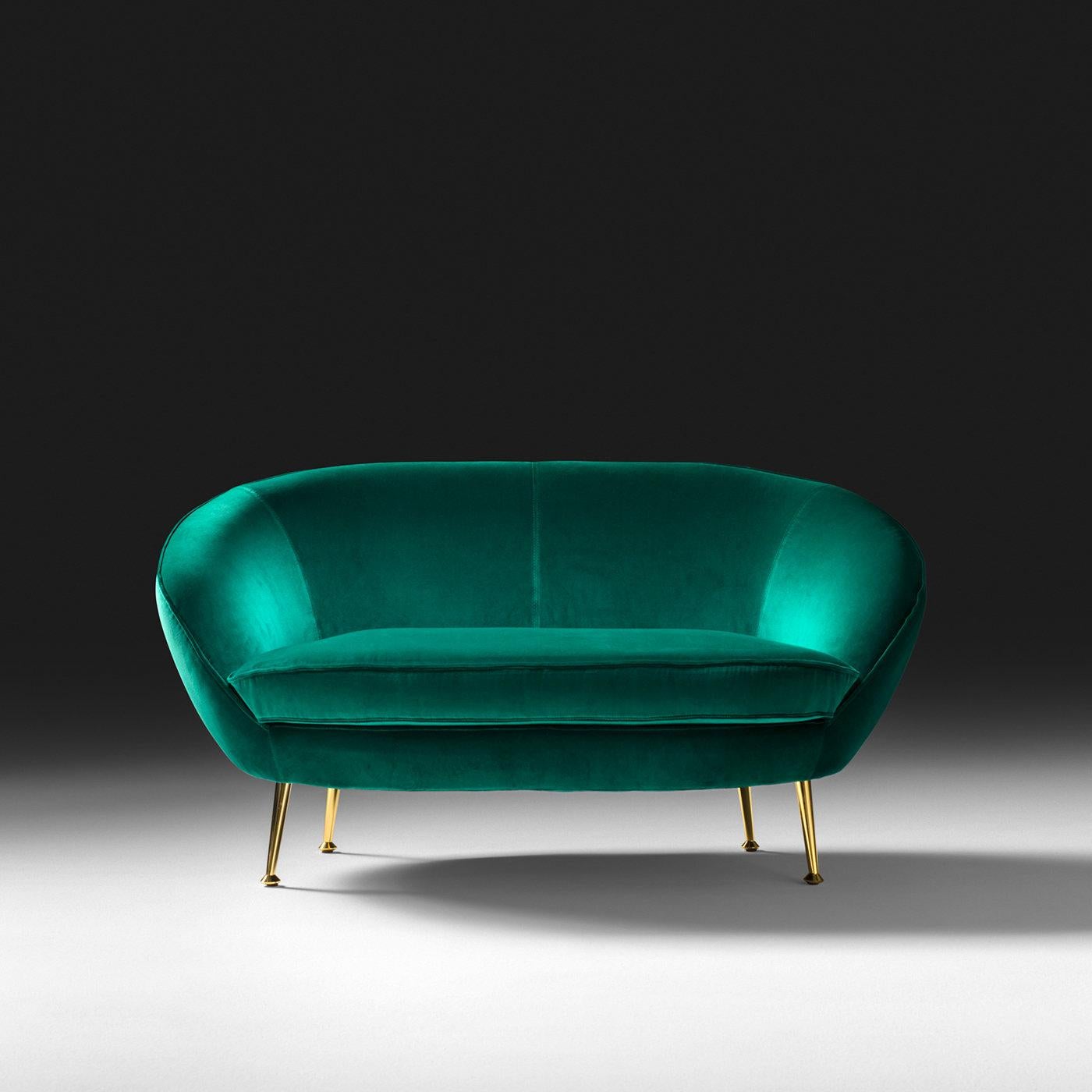 This modern sofa boasts a unique and bright personality, thanks to its vivid emerald green upholstery and incredible design. It features a beechwood structure with a fire-resistant expanded polyurethane cover. Metal feet with a golden finish