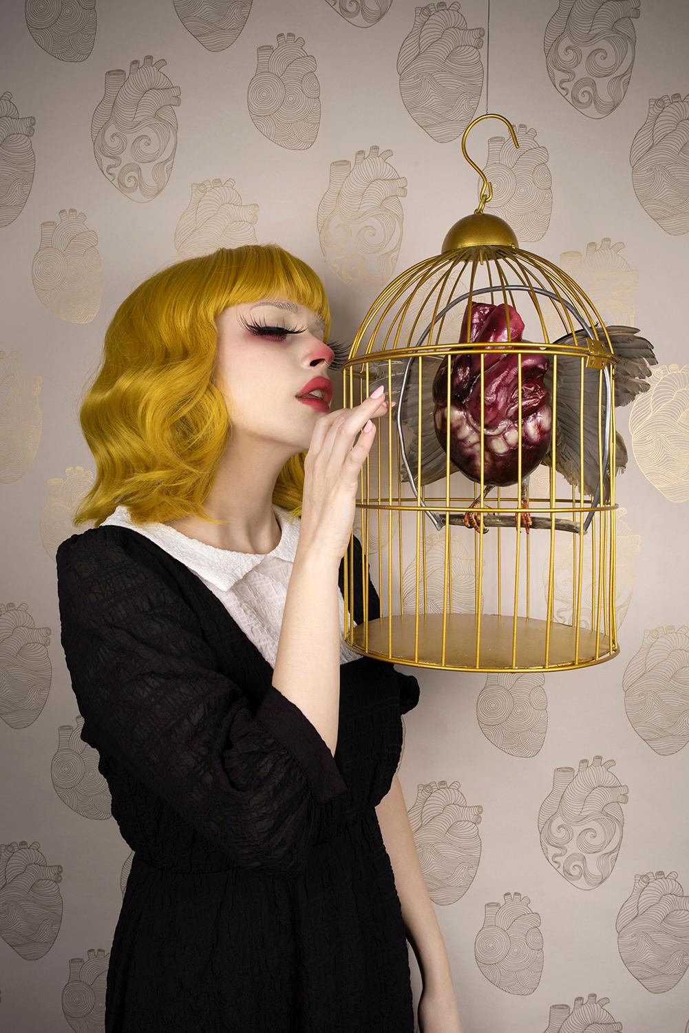 Giulia Grillo aka Petite Doll Color Photograph – ""Herz im Käfig"" Farbfotografie, Giclée Fuji Metallic Papier Dibond montiert