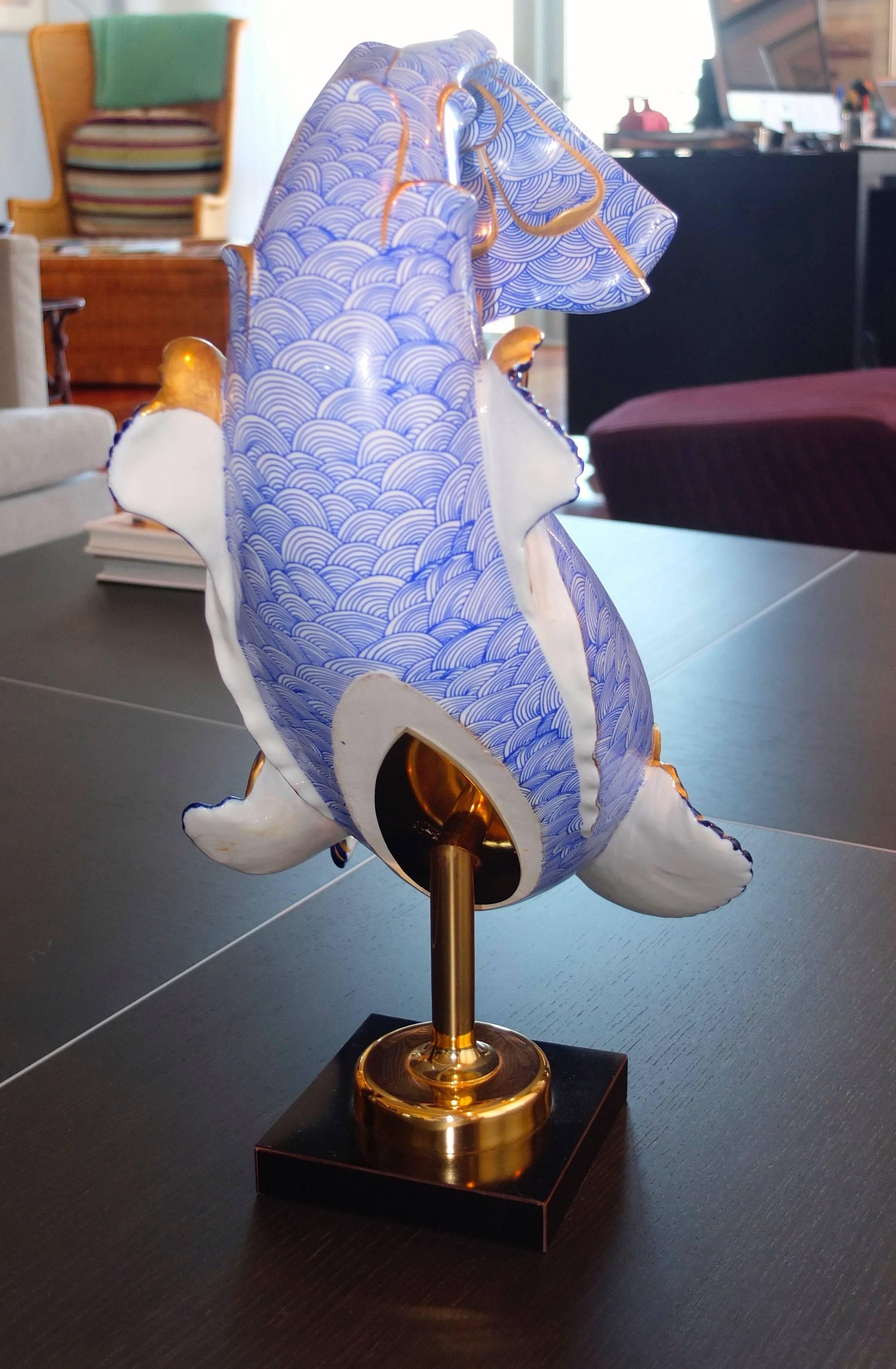 Giulia Mangani für Oggetti Italien Blau-weiß vergoldeter Porzellan-Delfin auf Stand (Vergoldet)
