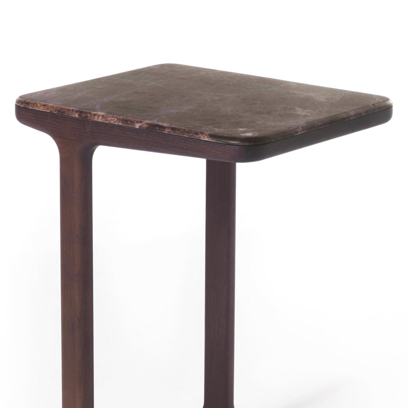 Table d'appoint Giulia avec structure en frêne massif
en finition teintée noyer et avec plateau en marron italien 
marbre emperador en finition polie.