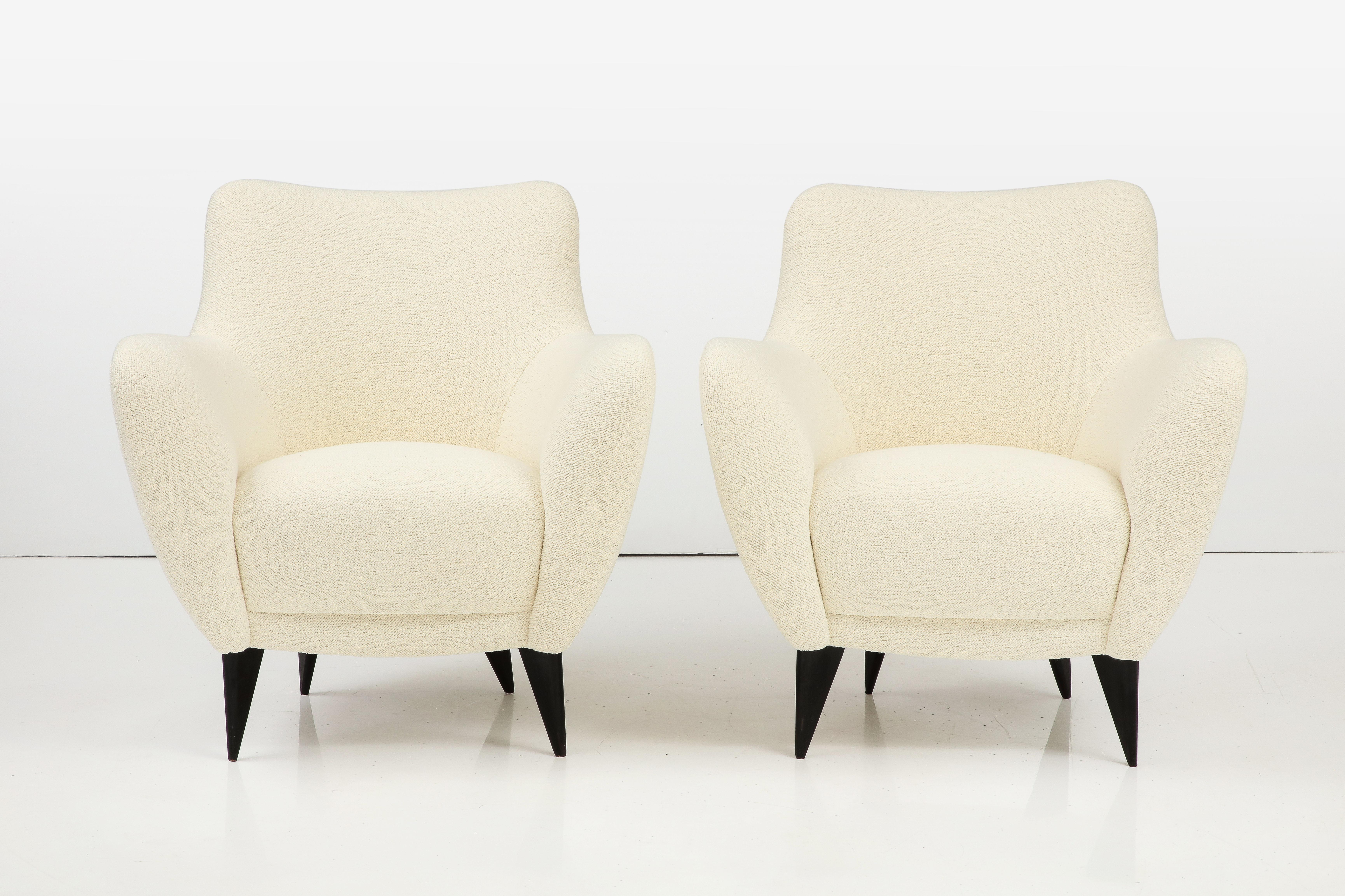 Magnifique et rare paire de fauteuils 'Perla', conçus par Giulia Veronesi et produits par ISA Bergamo, Italie, vers 1952.

Les chaises sont des œuvres très sculpturales, avec leur dossier sensuel et leurs accoudoirs courbés vers le haut. Les