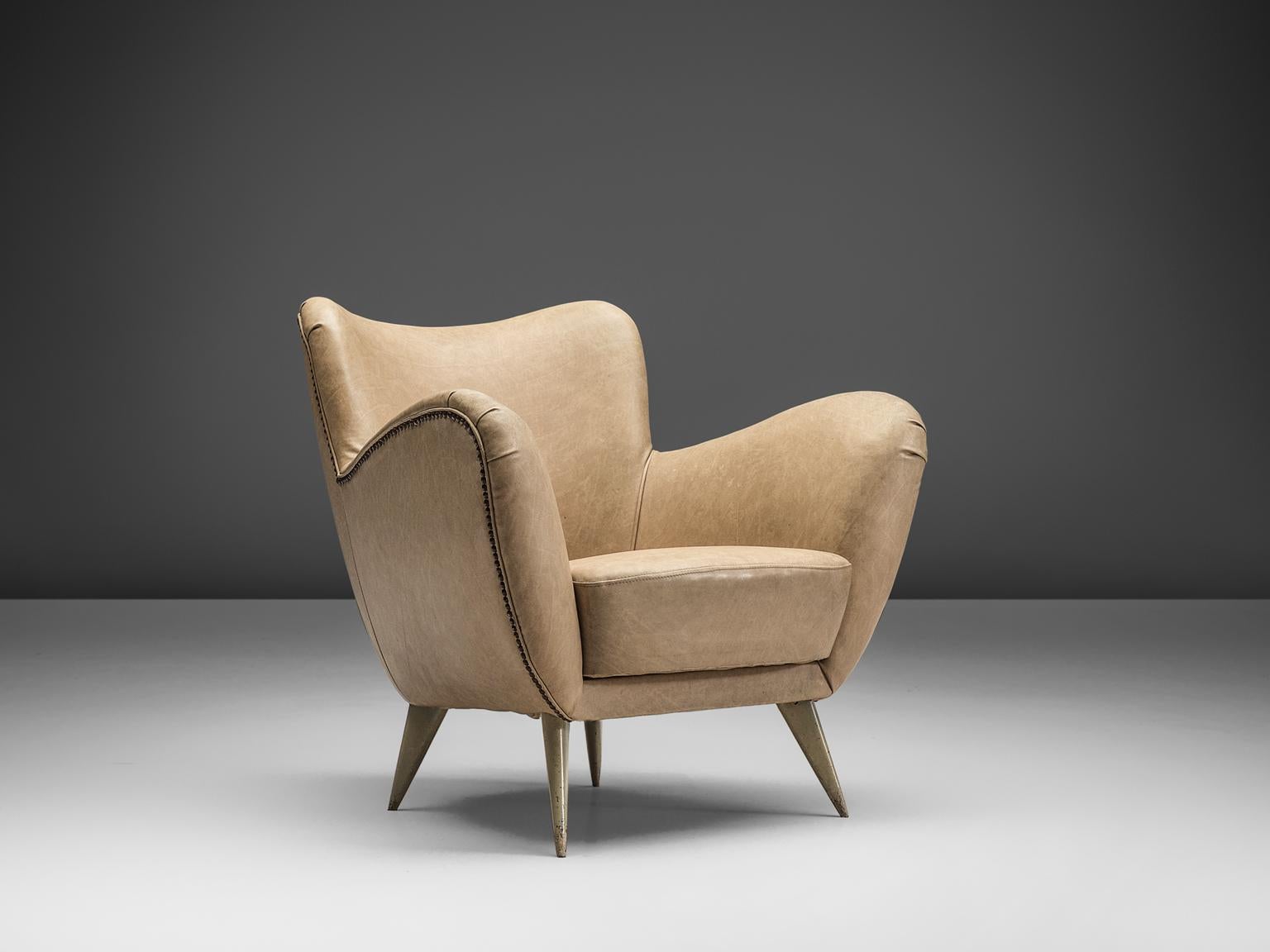 Giulia Veronesi for I.S.A. Bergamo, 'Perla' short wingback chair, with beige leather and painted wood, Italy, 1950.

Curveous, organic and sculptural, this chair is anything but minimalistic. The small diagonal feet feature a triangle shaped and