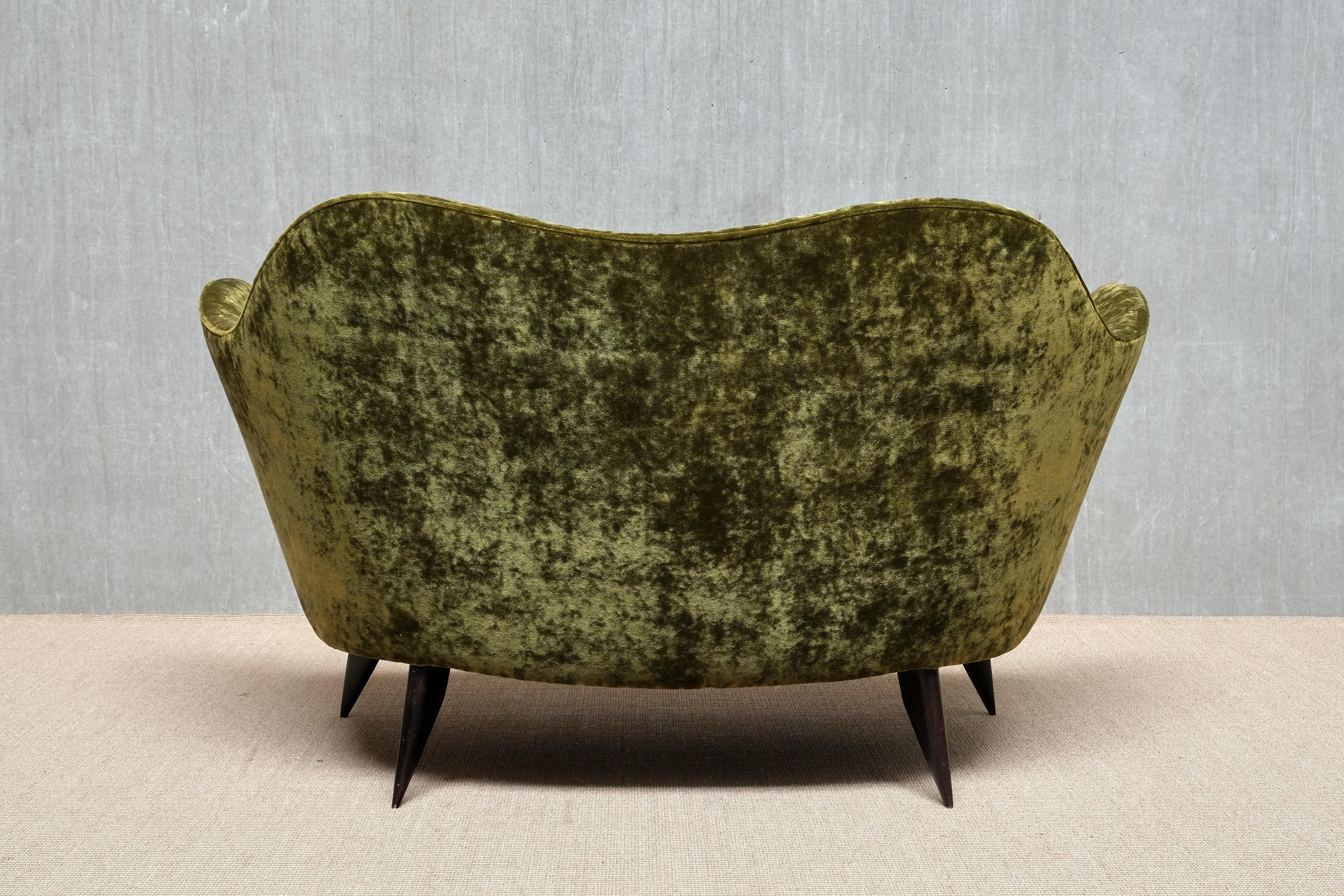 Causeuse 'Perla' en velours Dedar vert olive de Giulia Veronesi, ISA Bergamo, années 1950 en vente 2
