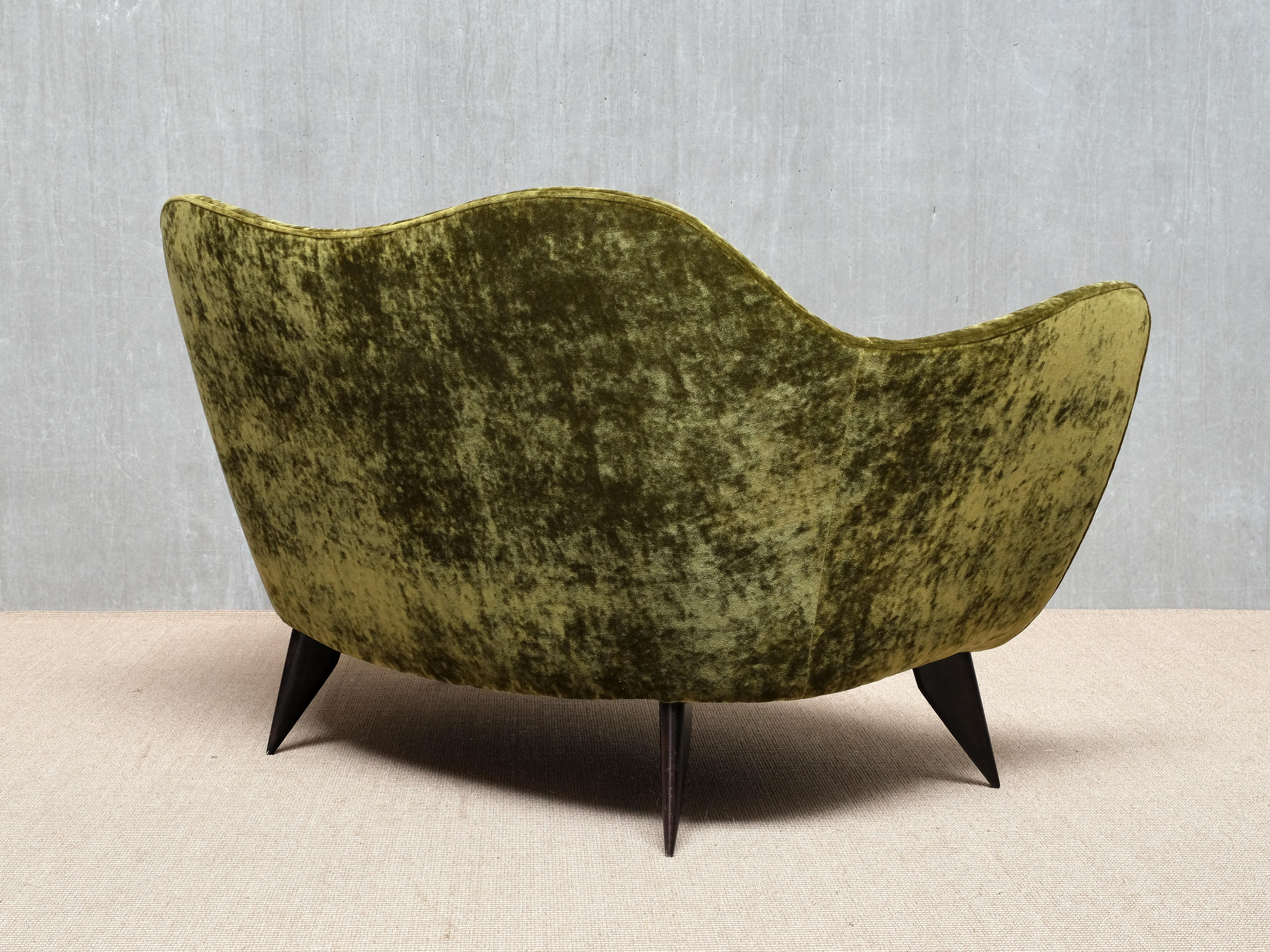 Causeuse 'Perla' en velours Dedar vert olive de Giulia Veronesi, ISA Bergamo, années 1950 en vente 3