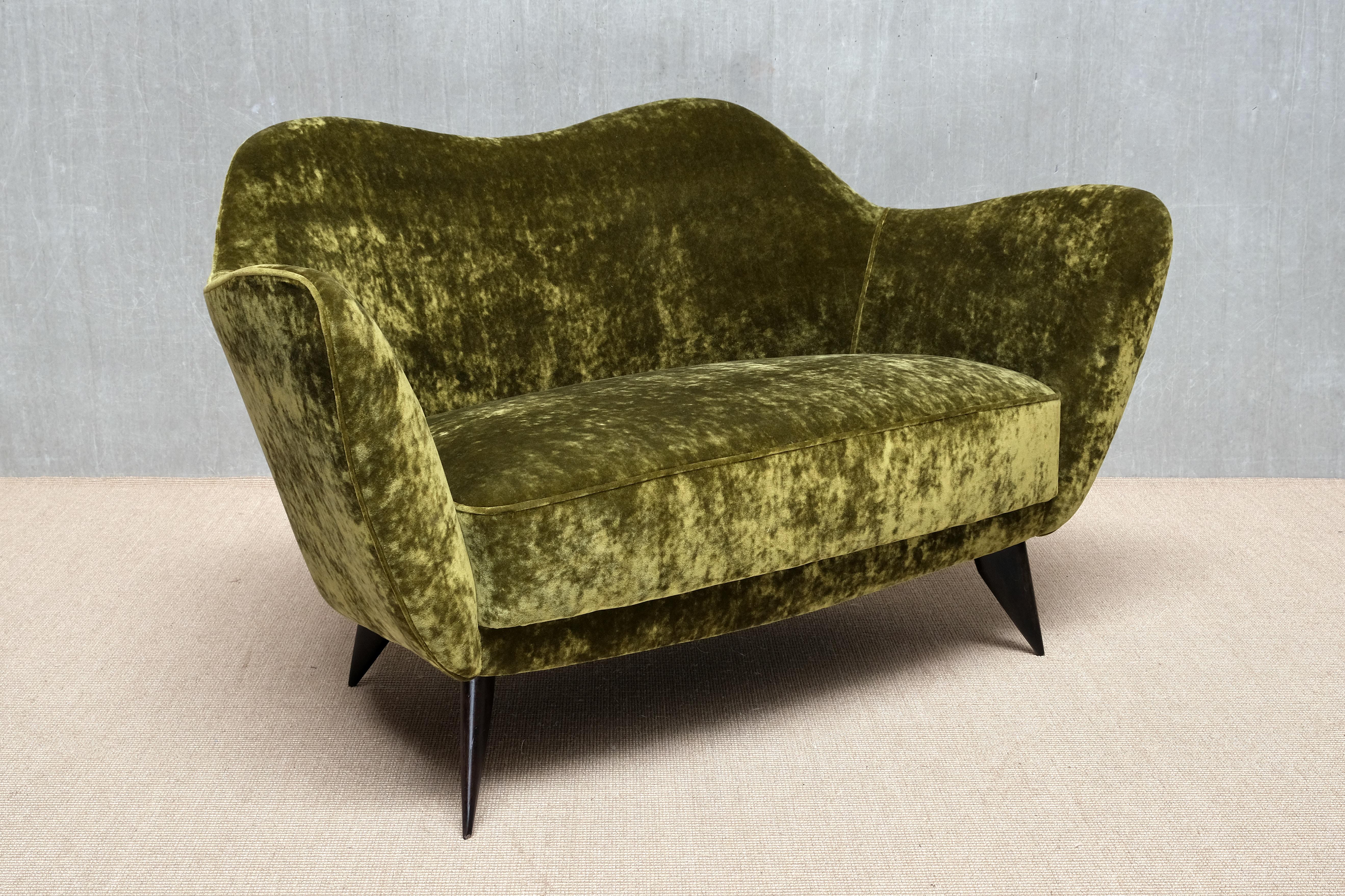 Causeuse 'Perla' en velours Dedar vert olive de Giulia Veronesi, ISA Bergamo, années 1950 en vente 4