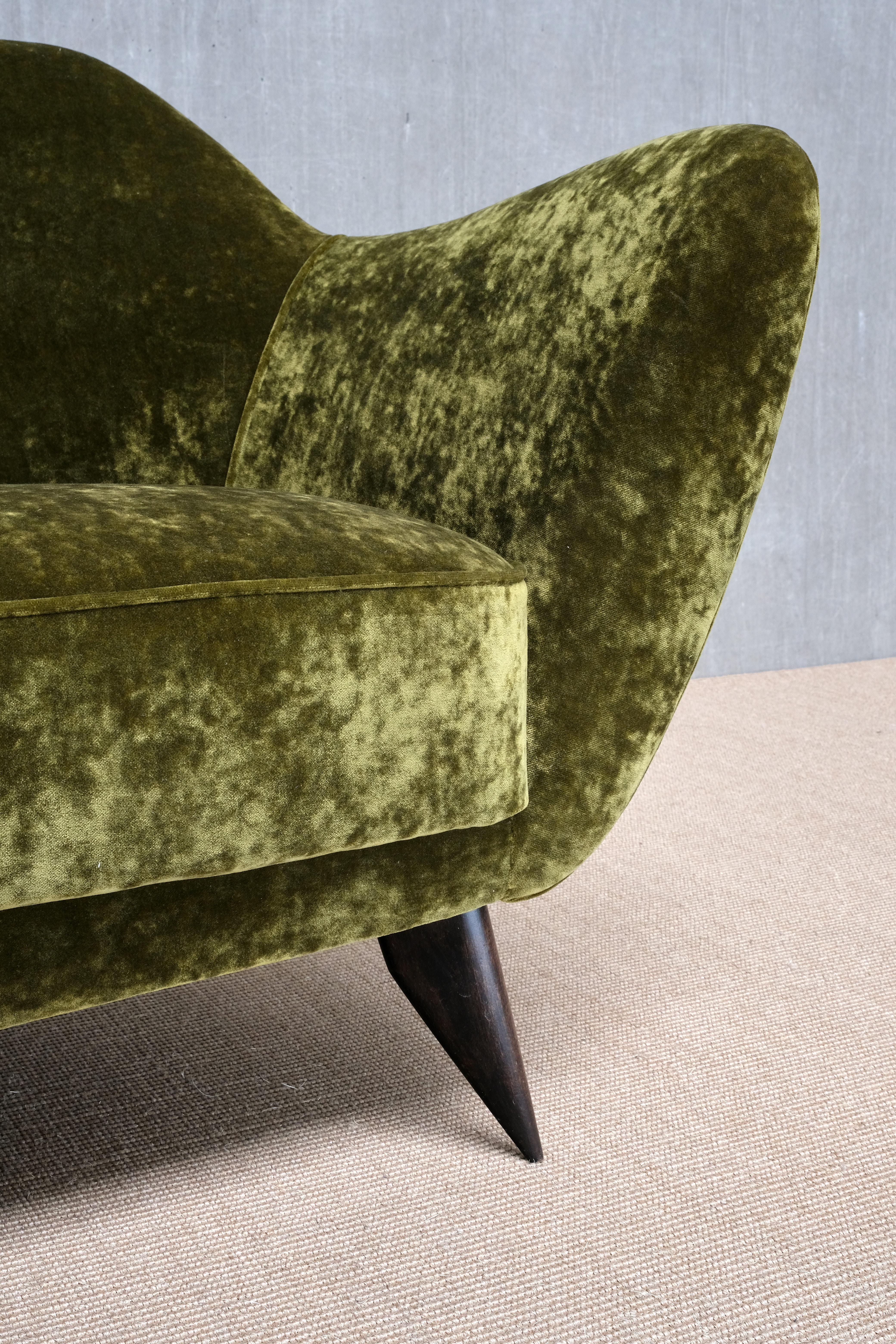Causeuse 'Perla' en velours Dedar vert olive de Giulia Veronesi, ISA Bergamo, années 1950 en vente 5