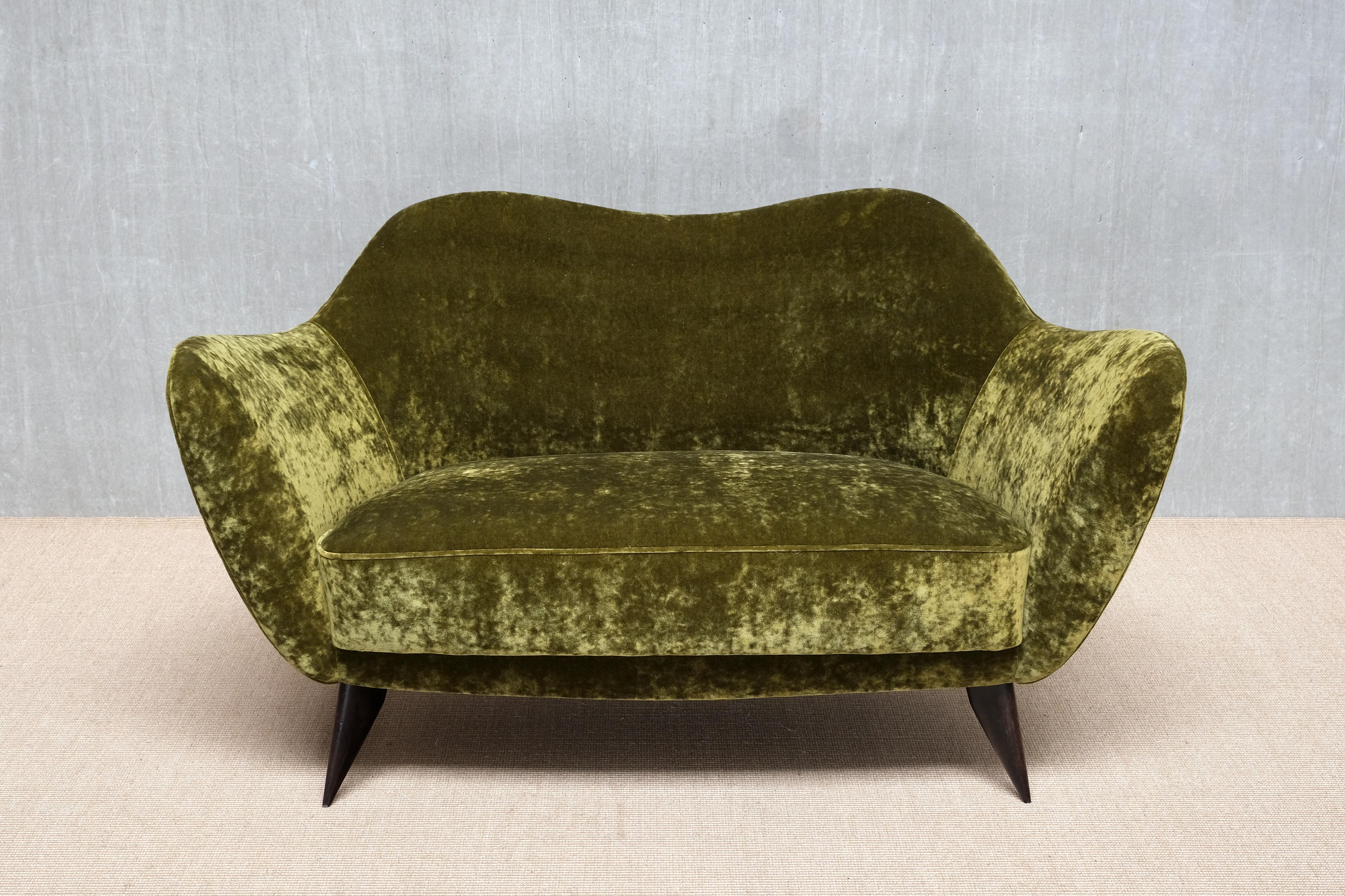 Cette rare causeuse, conçue par Giulia Veronesi et produite par ISA Bergamo au début des années 1950, appartient à la célèbre série Perla, un siège emblématique de l'ère moderne italienne. Une paire de fauteuils assortis, comme le montre la dernière