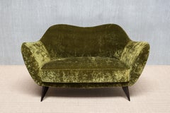 Causeuse 'Perla' en velours Dedar vert olive de Giulia Veronesi, ISA Bergamo, années 1950