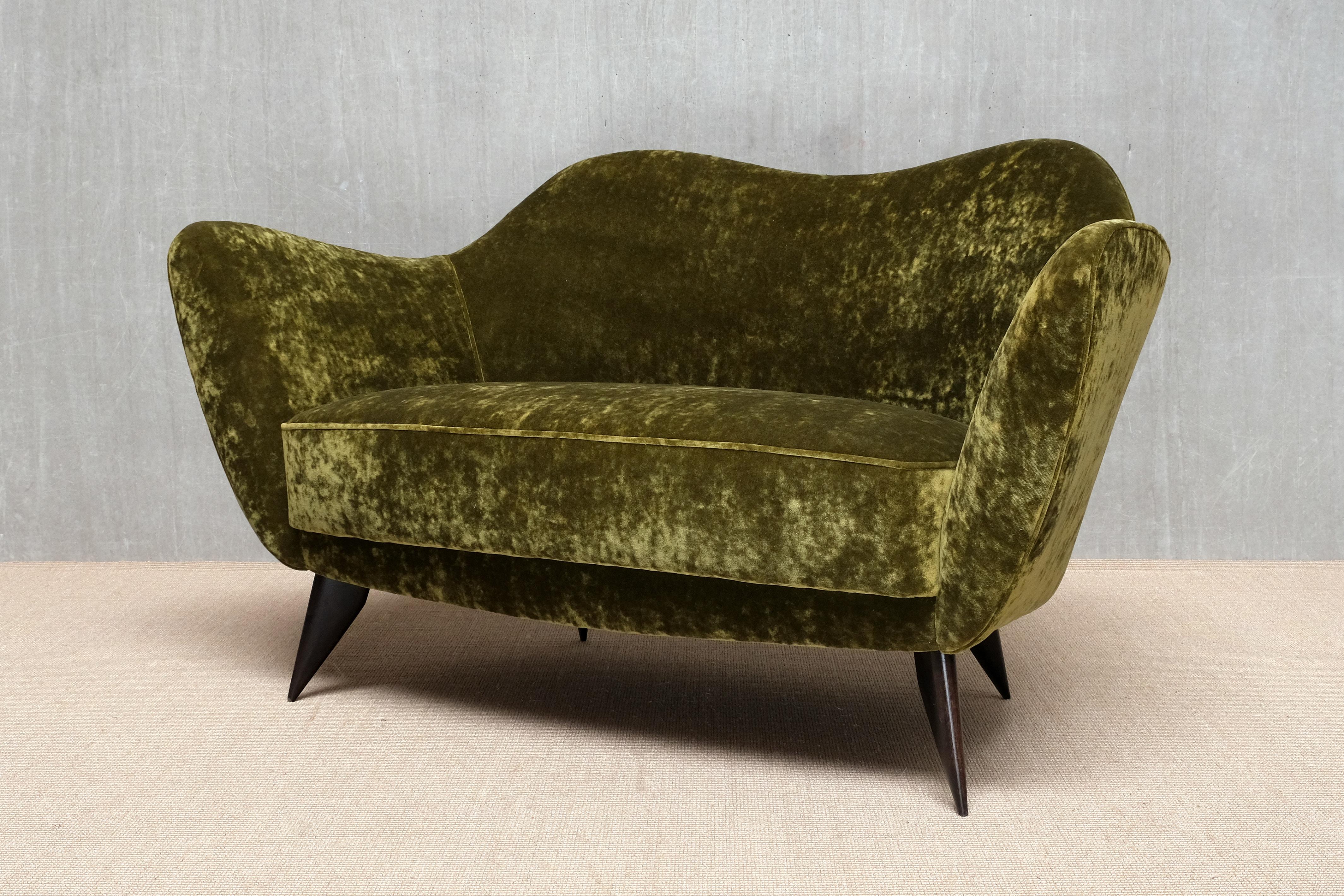 Mid-Century Modern Causeuse 'Perla' en velours Dedar vert olive de Giulia Veronesi, ISA Bergamo, années 1950 en vente