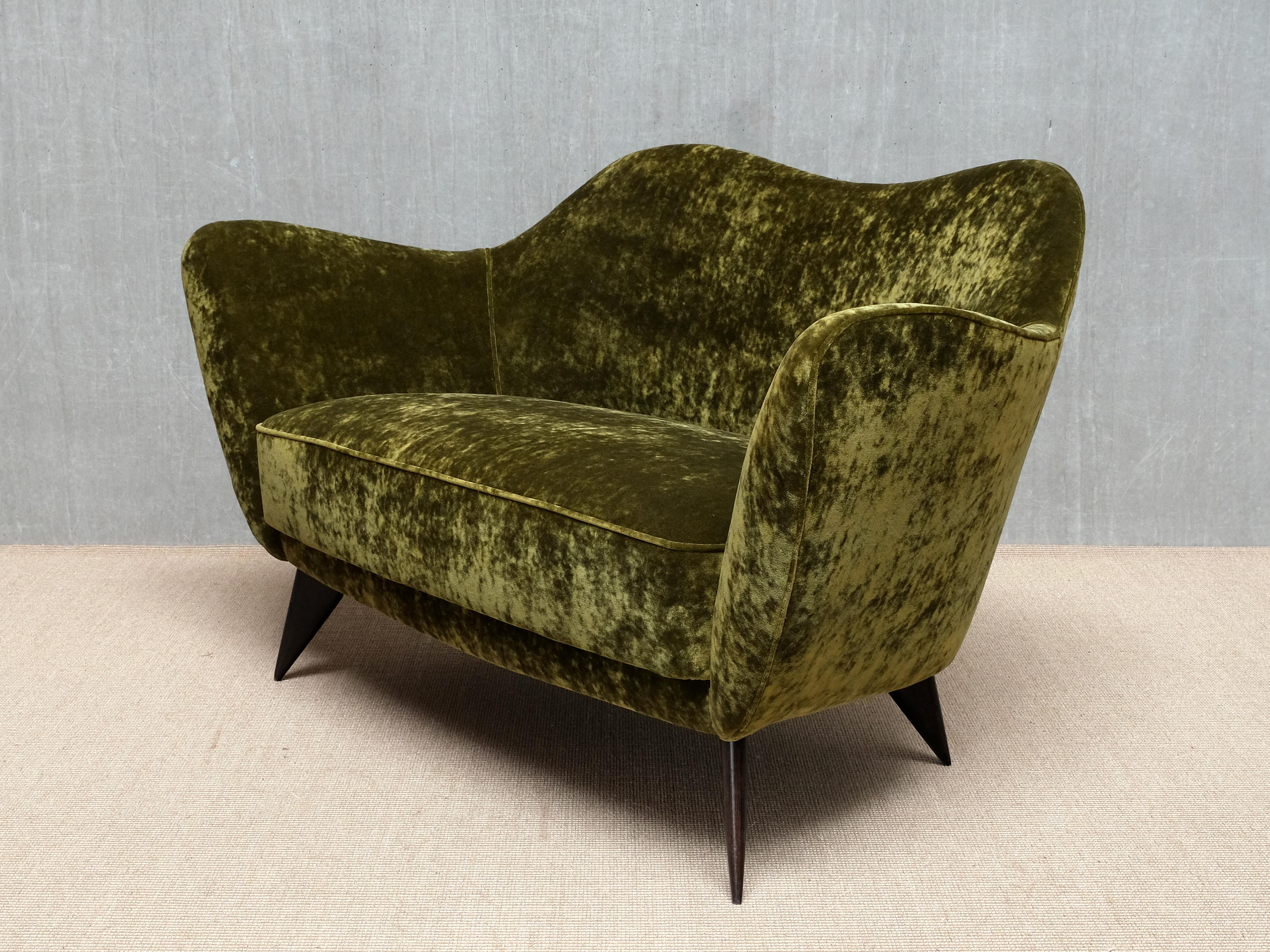 italien Causeuse 'Perla' en velours Dedar vert olive de Giulia Veronesi, ISA Bergamo, années 1950 en vente