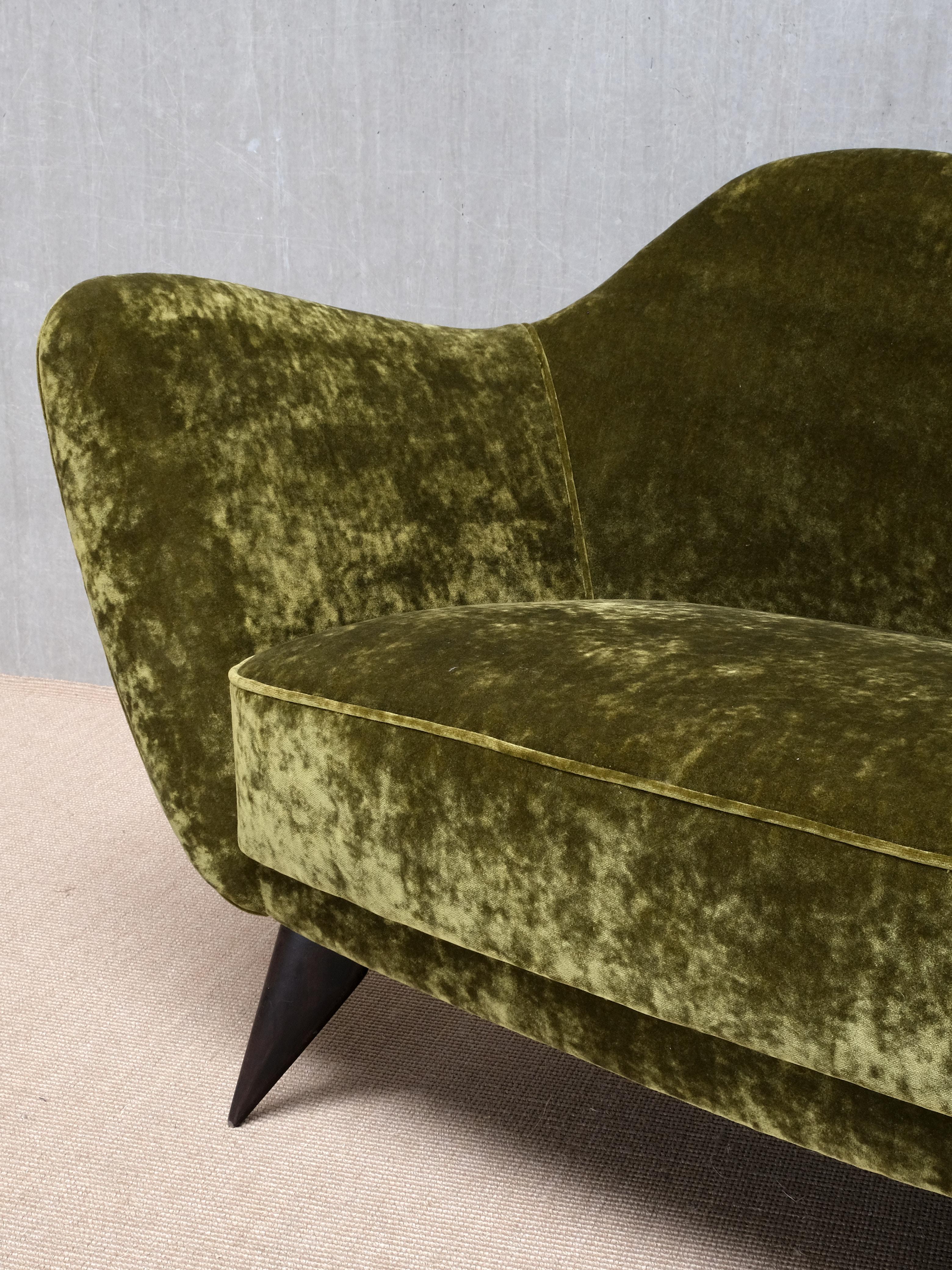 Laqué Causeuse 'Perla' en velours Dedar vert olive de Giulia Veronesi, ISA Bergamo, années 1950 en vente