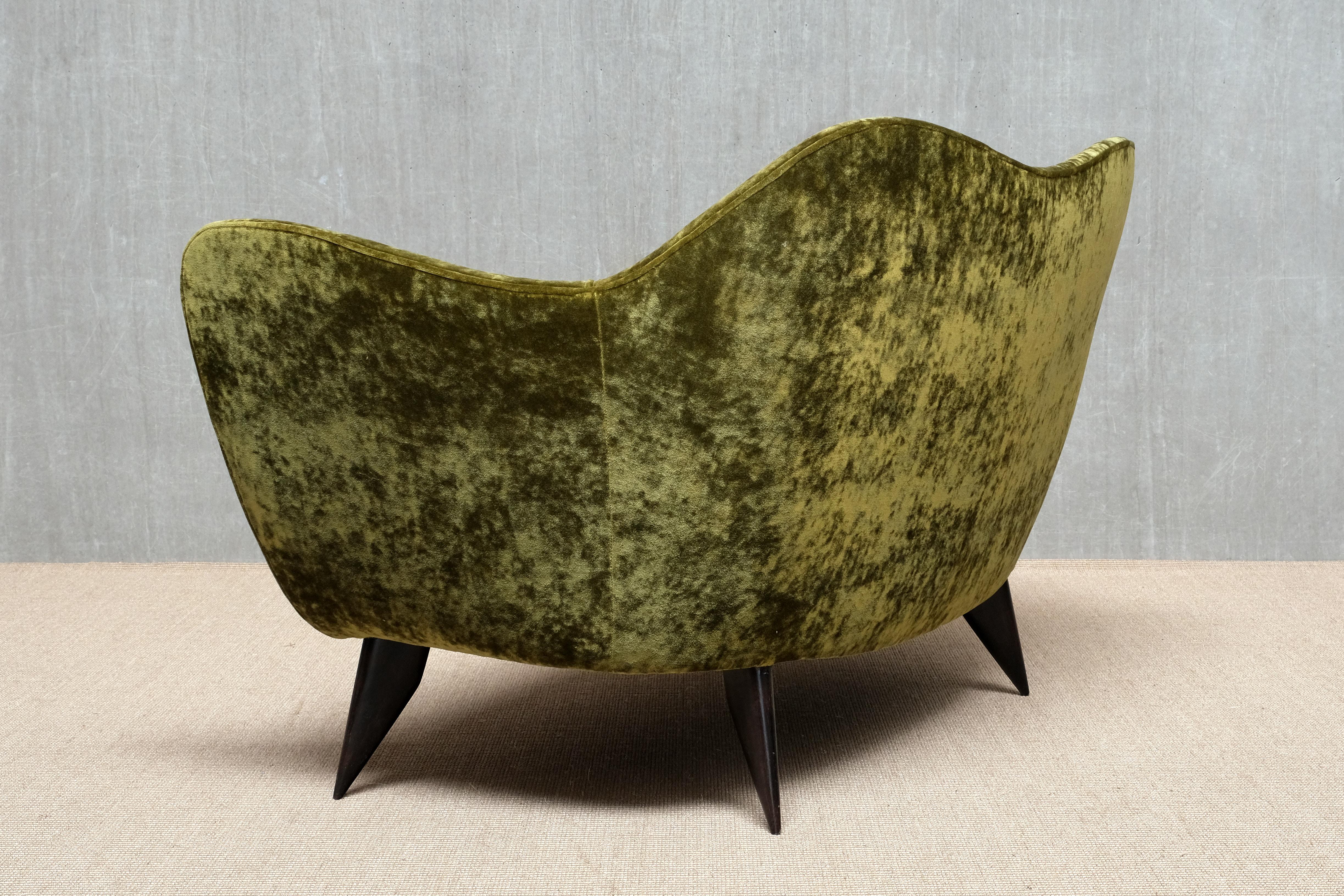 Causeuse 'Perla' en velours Dedar vert olive de Giulia Veronesi, ISA Bergamo, années 1950 en vente 1
