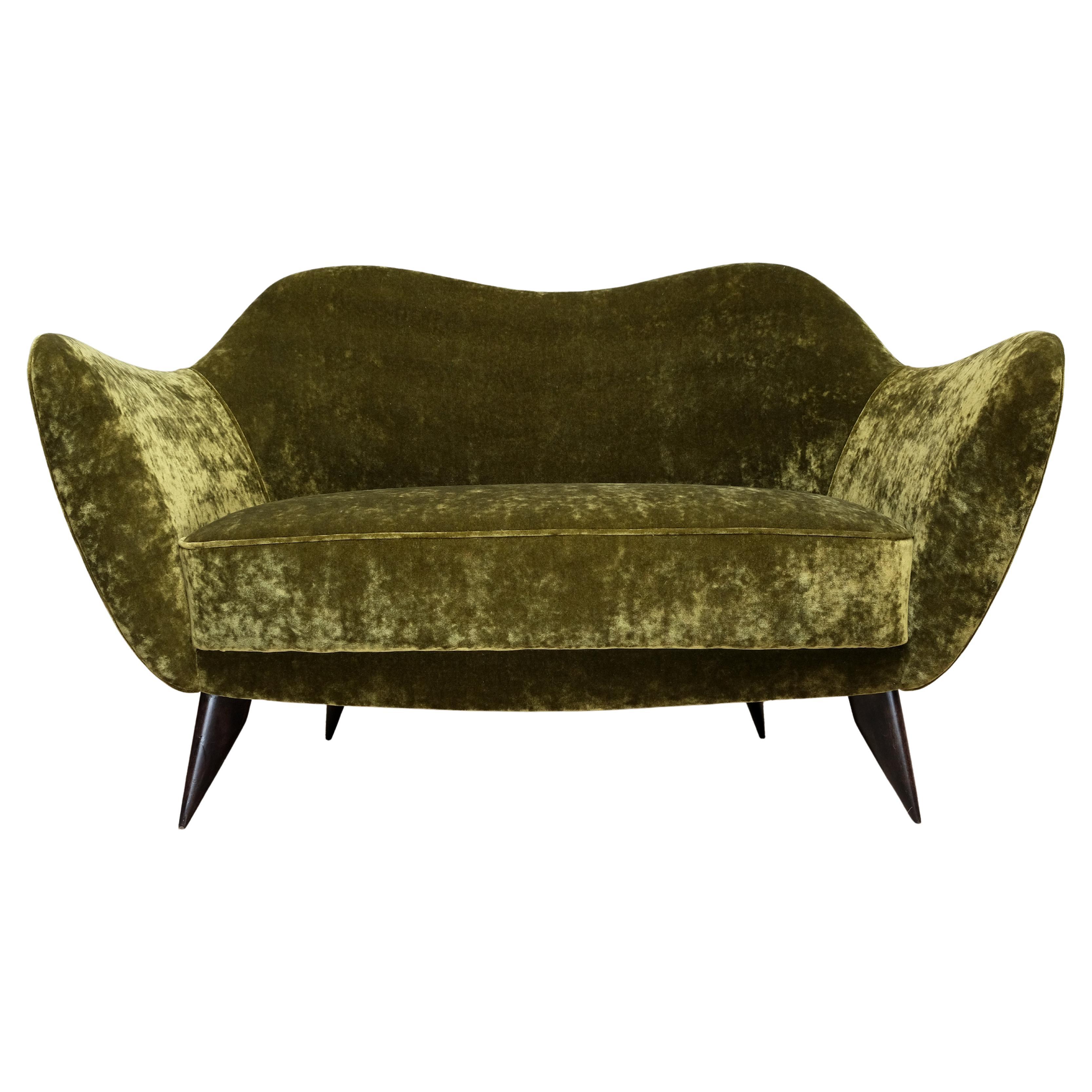 Causeuse 'Perla' en velours Dedar vert olive de Giulia Veronesi, ISA Bergamo, années 1950 en vente