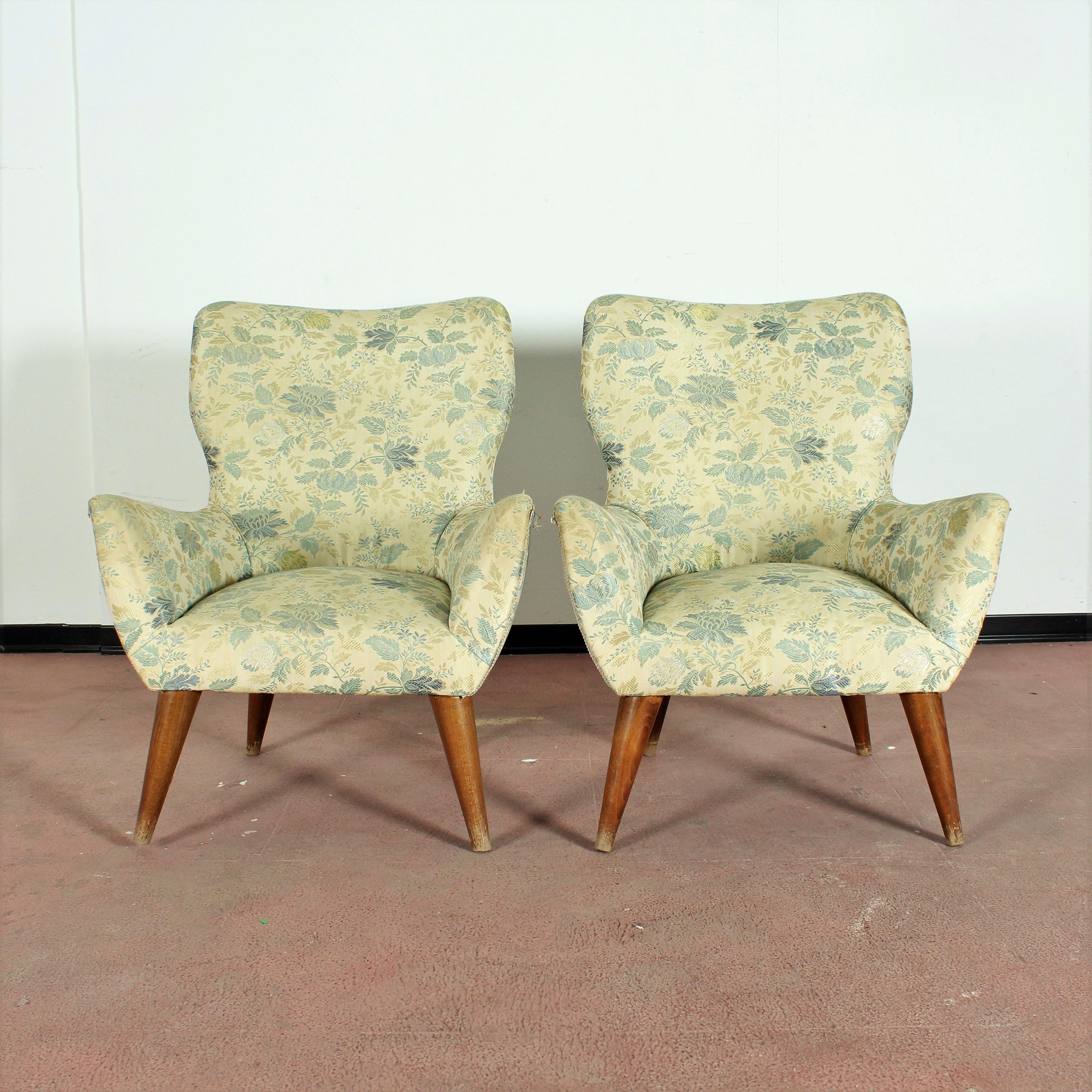 Excellent pair of armchairs Giulia Veronesi style. Its sensual curves and geometric legs give the chair a sculptural and modern and elegant feel.
Wear consistent with age and use.