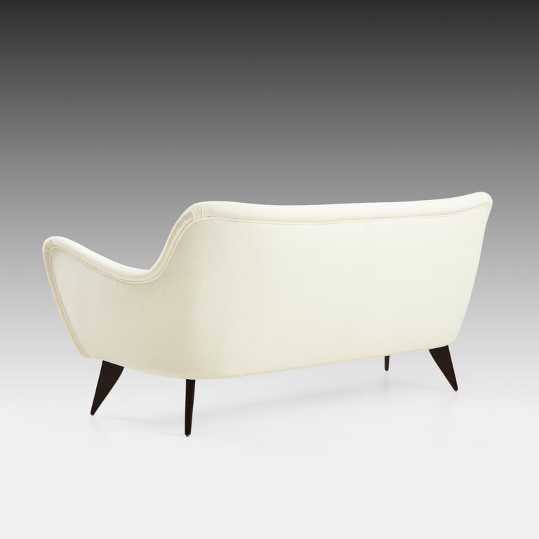 Giulia Veronisi for ISA Bergamo 'Perla' Sofa in Ivory Velvet, Italy, 1950s In Good Condition For Sale In New York, NY