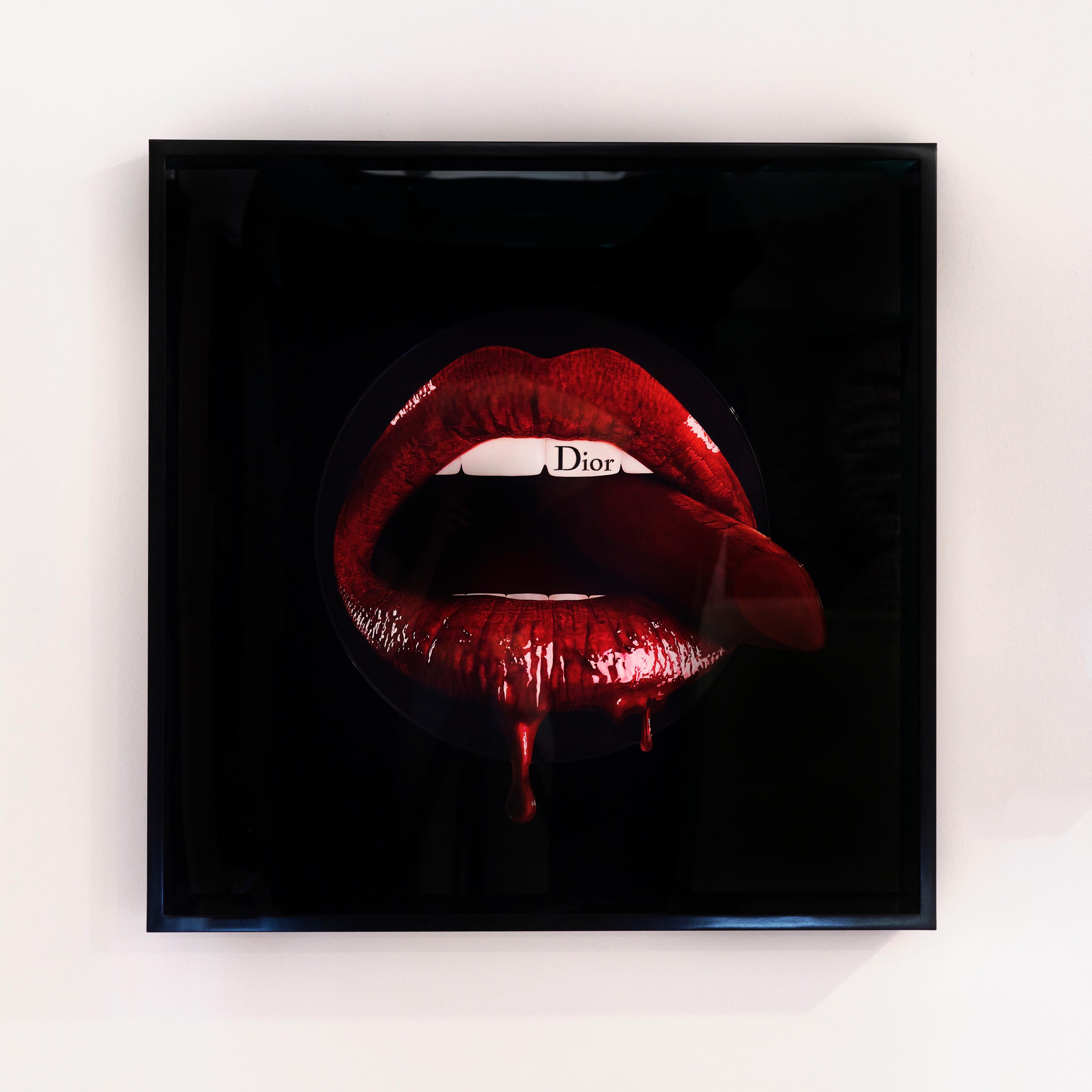 Photographie «LIPS - LD4 Dior » (FRAMÉE) 38" x 38" pouces  Édition 2/8 de Giuliano Bekor