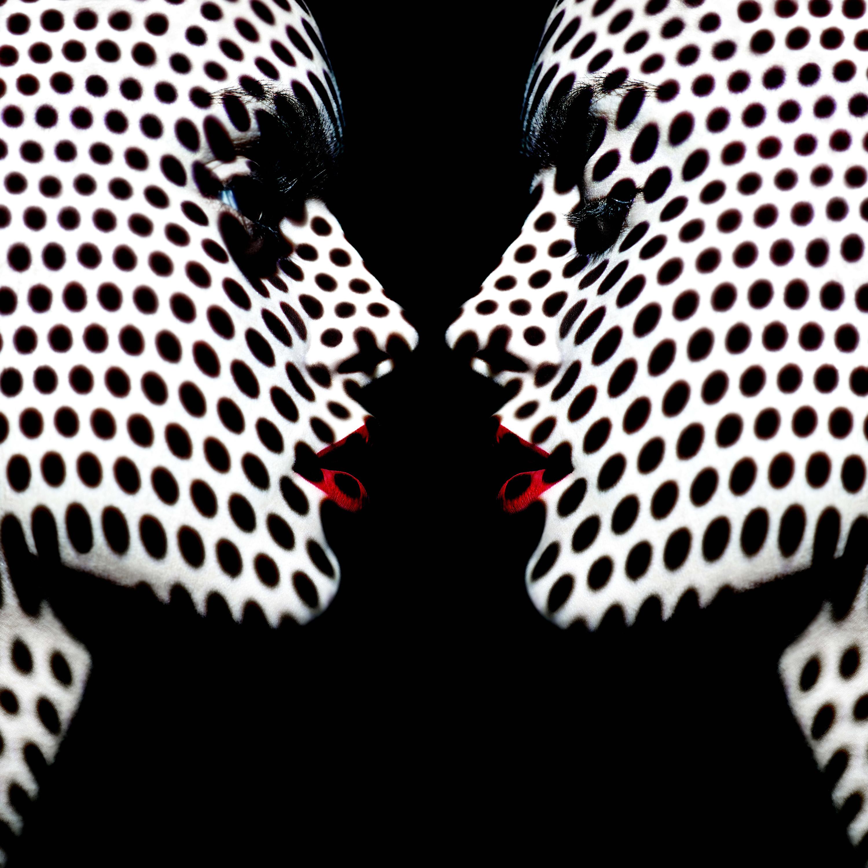 « Modernismo M18 » Photographie 24" x 24" in Ed. 1/24 de Giuliano Bekor

Taille d'impression : 24 x 24 pouces
Edition : 1/24
Artistics proof 2
Support : Imprimé sur du papier photo d'archives de qualité musée.
Non encadré. Livré dans un