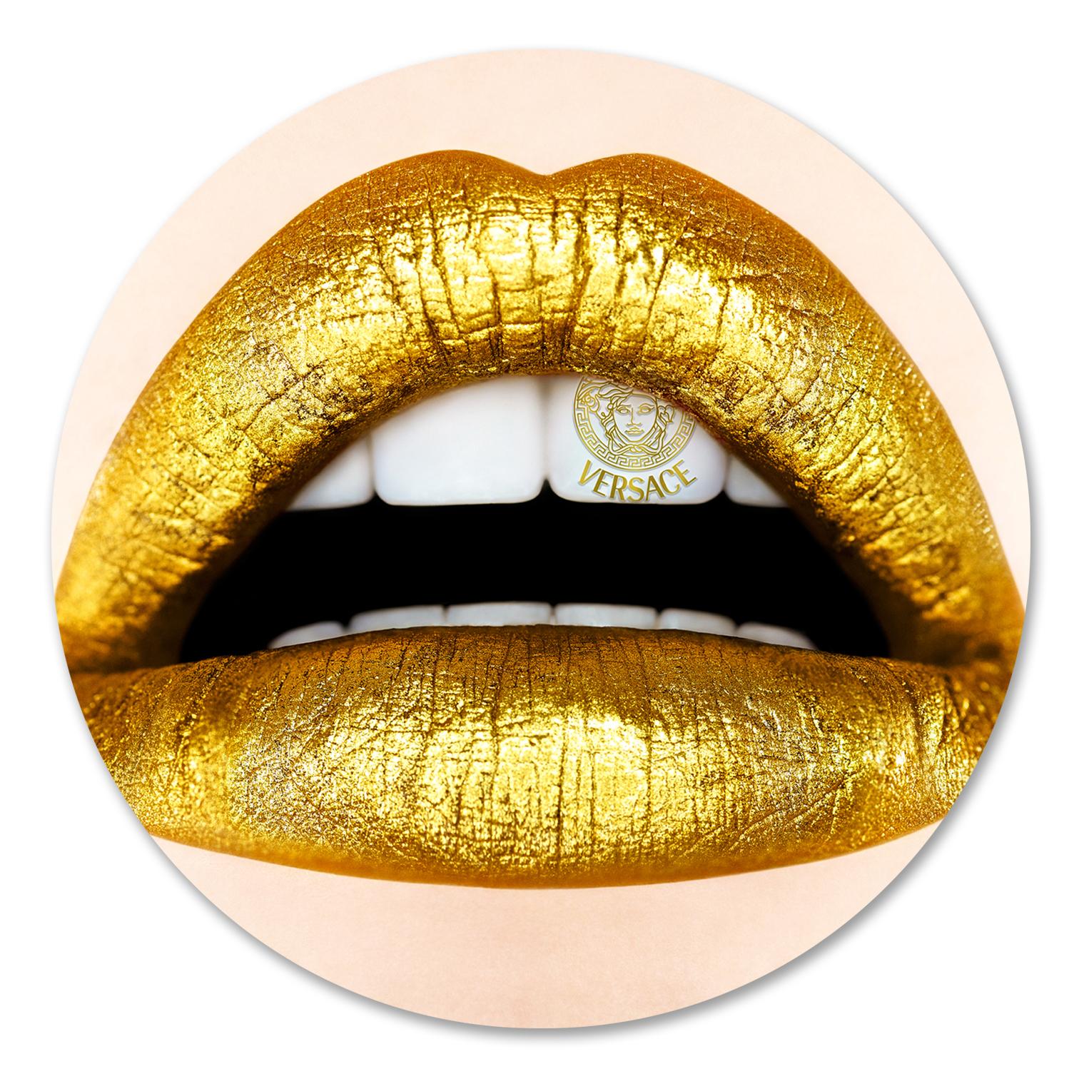 "VERSACE L1" Photographie figurative D 24 "in Edition de 12 par Giuliano Bekor

Série Lips
Titre de l'œuvre : Versace L1
Année : 2018
Taille de l'impression : 24 pouces de diamètre à fond perdu
Rareté : Edition limitée à 12 exemplaires
Preuve