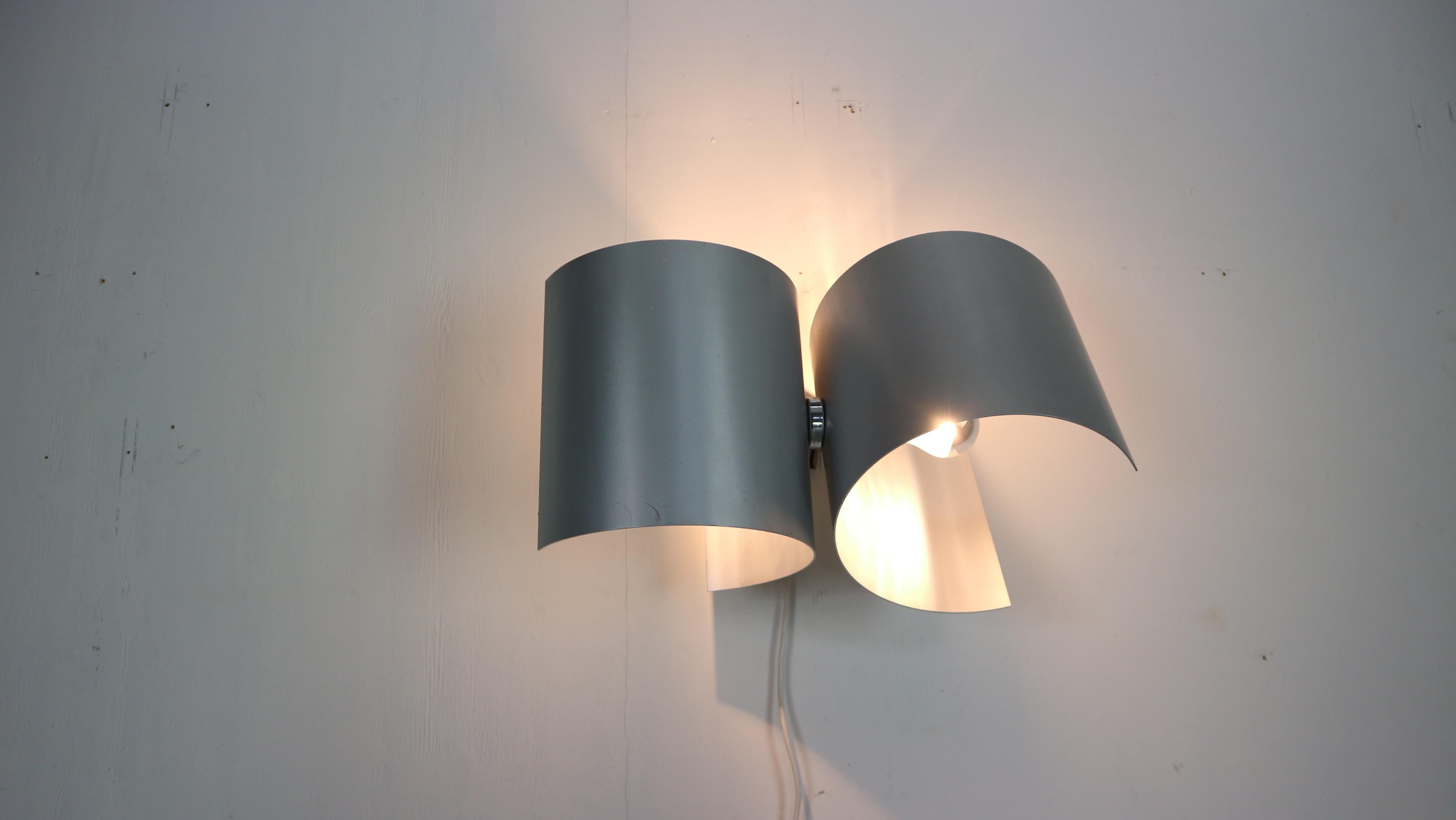 Remarkable table lamp by Giuliano Cesari for Nucleo Sormani, made in 1960's Italy.
Two aluminum shells connected host a light bulb. Piece can be used in different positions as shown in the pictures.
Materials: aluminium.

In a good original