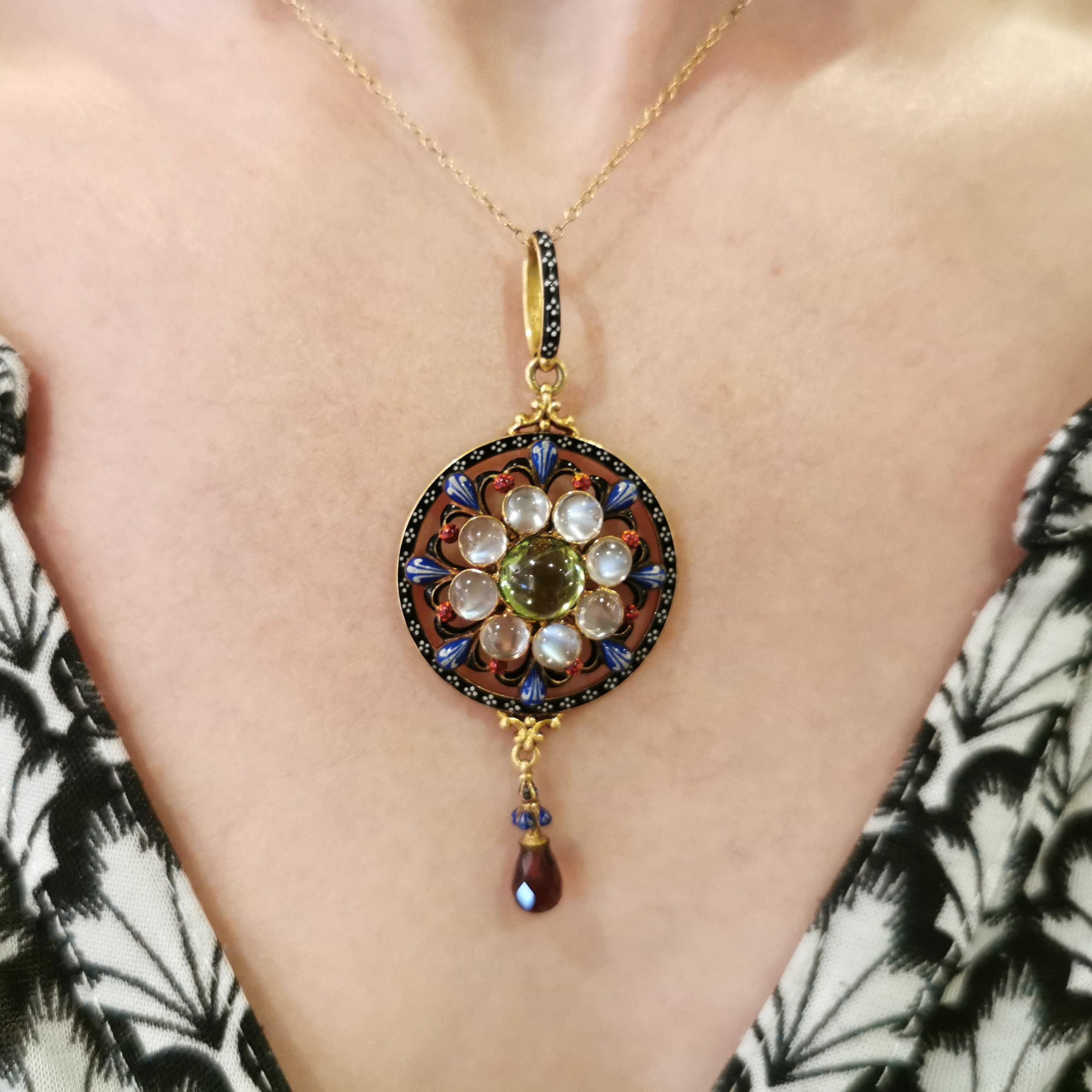 Taille cabochon Pendentif Giuliano en émail, péridot, pierre de lune, grenat et or, circa 1885 en vente
