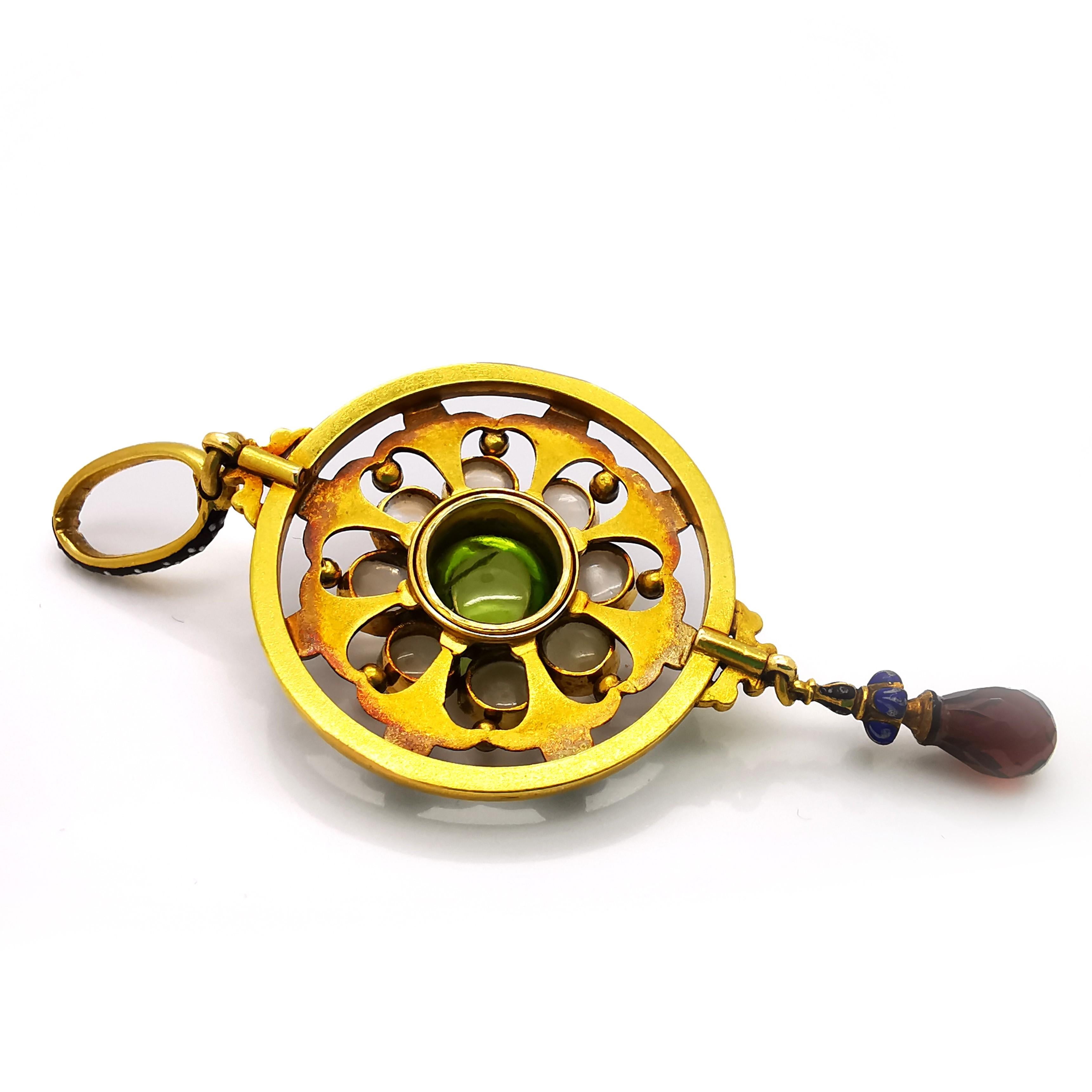 Pendentif Giuliano en émail, péridot, pierre de lune, grenat et or, circa 1885 Bon état - En vente à London, GB