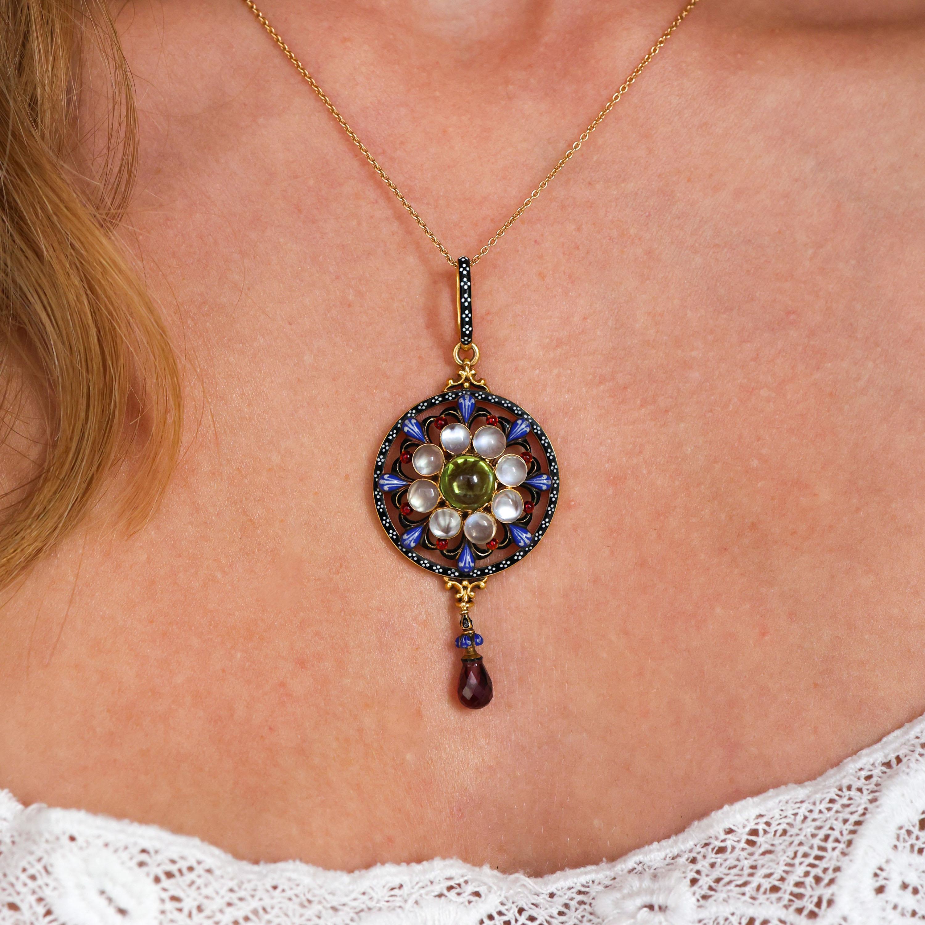 Pendentif Giuliano en émail, péridot, pierre de lune, grenat et or, circa 1885 Pour femmes en vente