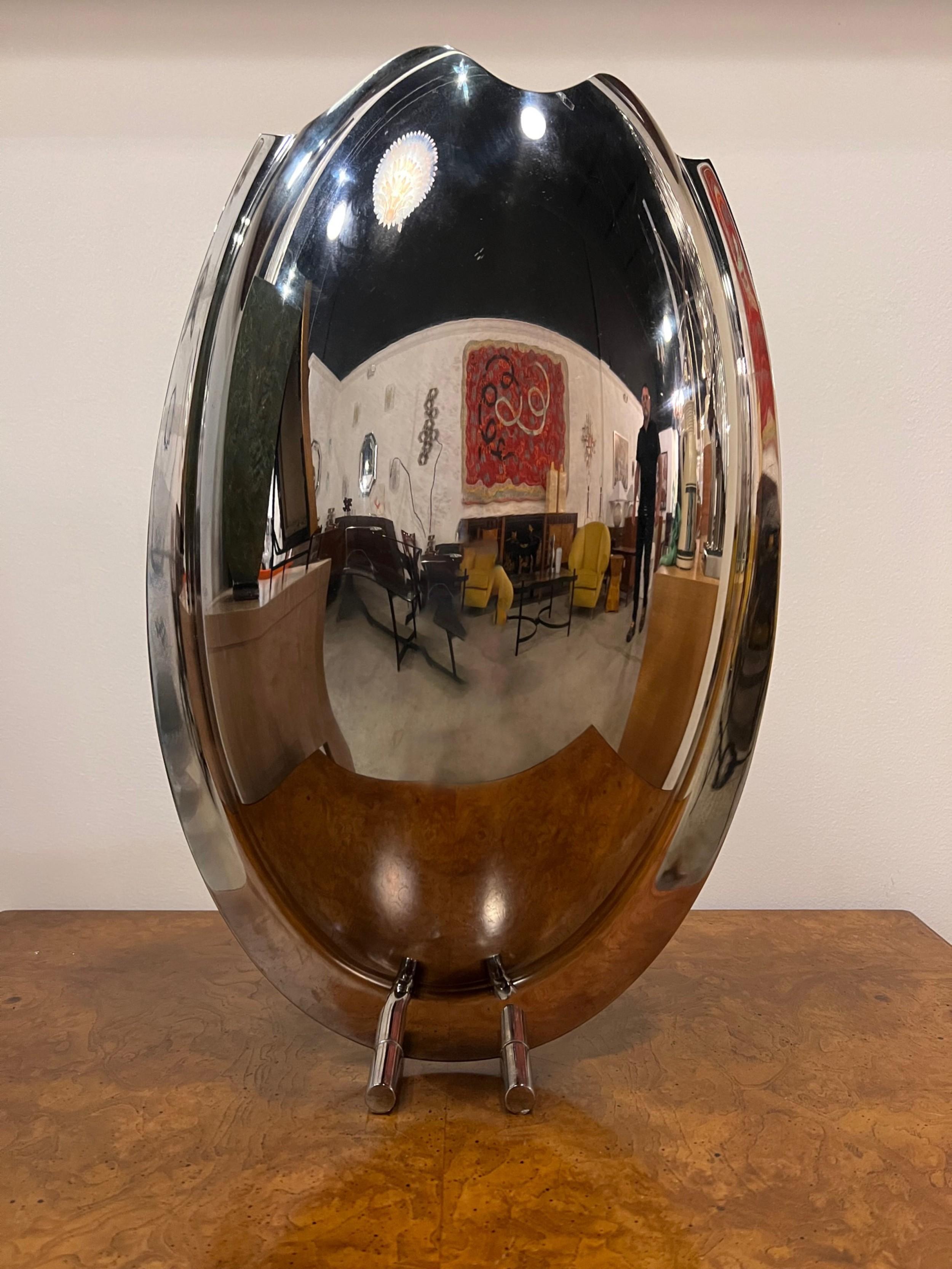 Giuliano Malimpensa per Mesa Italy vaso a forma di urna placcato in argento con bordo smerlato in cima a 2 gambe di supporto. (c.C. 1980) (EDIZIONE: 20/50)

Condit: Buono; Usura coerente con l'età e l'utilizzo