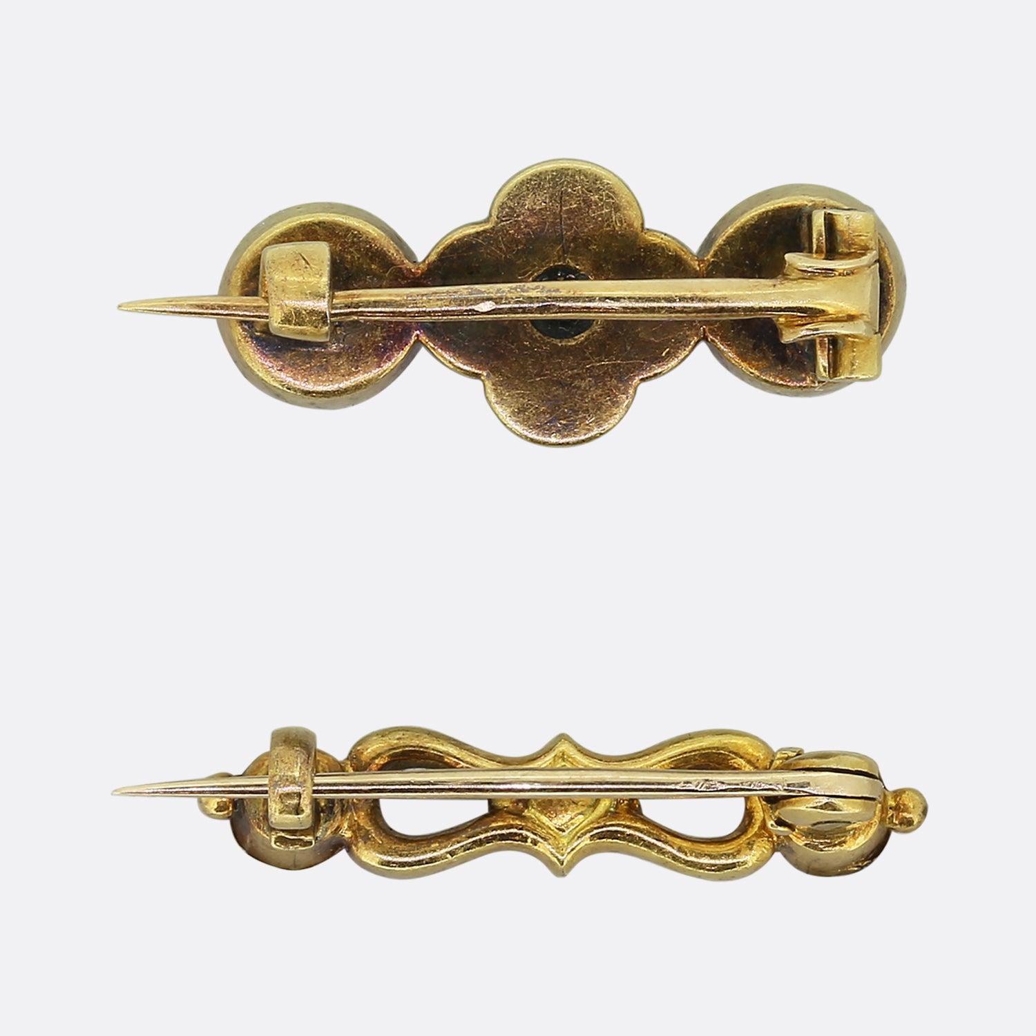 Ecco una deliziosa coppia di spille antiche di Carlo Giuliano. 

Il primo mostra un motivo a quadrilatero smaltato in bianco e blu con un diamante antico incastonato in argento al centro. Questo disegno focale è poi affiancato su entrambi i lati da