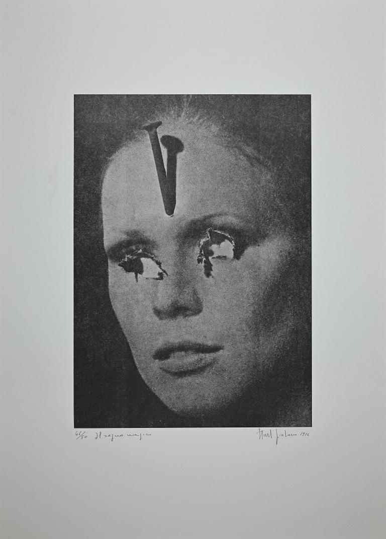 Le signe magique est une lithographie réalisée par Giuliano Sturli en 1976.

Bon état à l'exception d'un très léger Foldes sur le coin inférieur.

Signé et daté à la main dans la marge inférieure.

Numéroté en bas à gauche. Edition de 50