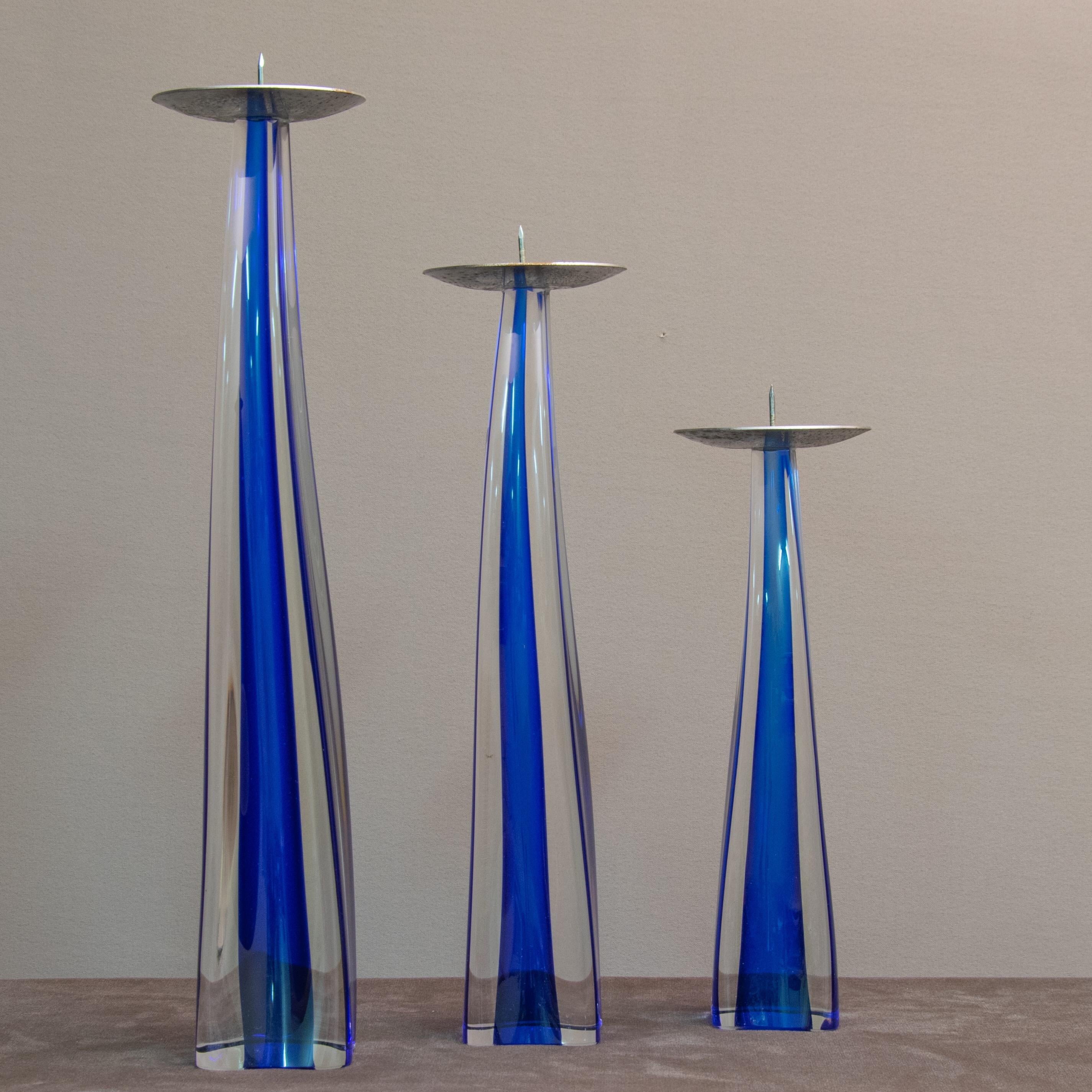 Moderne SignéGiuliano Tosi Ensemble de trois chandeliers en verre de Murano bleu cobalt  en vente