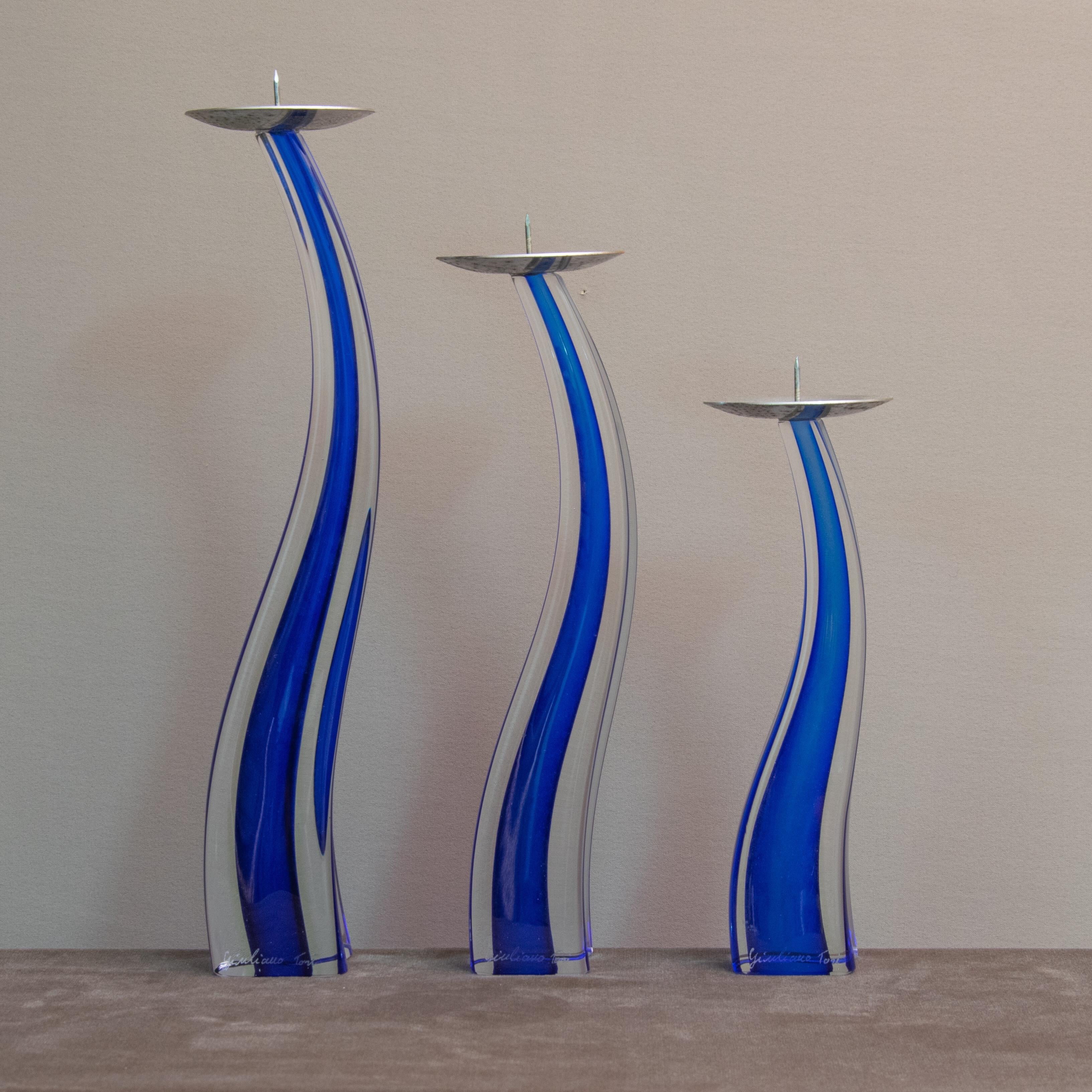 italien SignéGiuliano Tosi Ensemble de trois chandeliers en verre de Murano bleu cobalt  en vente