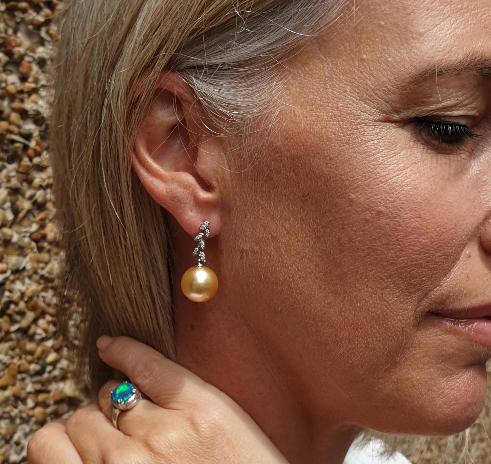 Giulians 18k 13.9mm Golden South Sea Pearl and Diamond Drop Earrings im Zustand „Neu“ im Angebot in Sydney, NSW