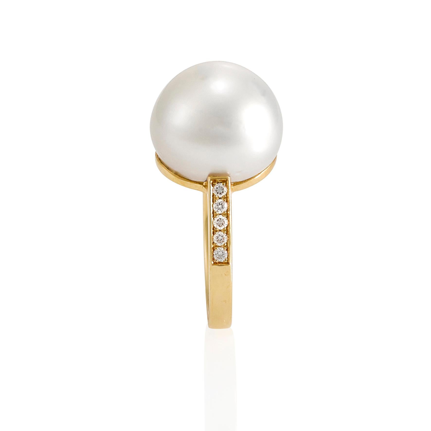 Giulians Contemporary 18 Karat Australian South Sea Pearl Ring In New Condition For Sale In Sydney, NSW