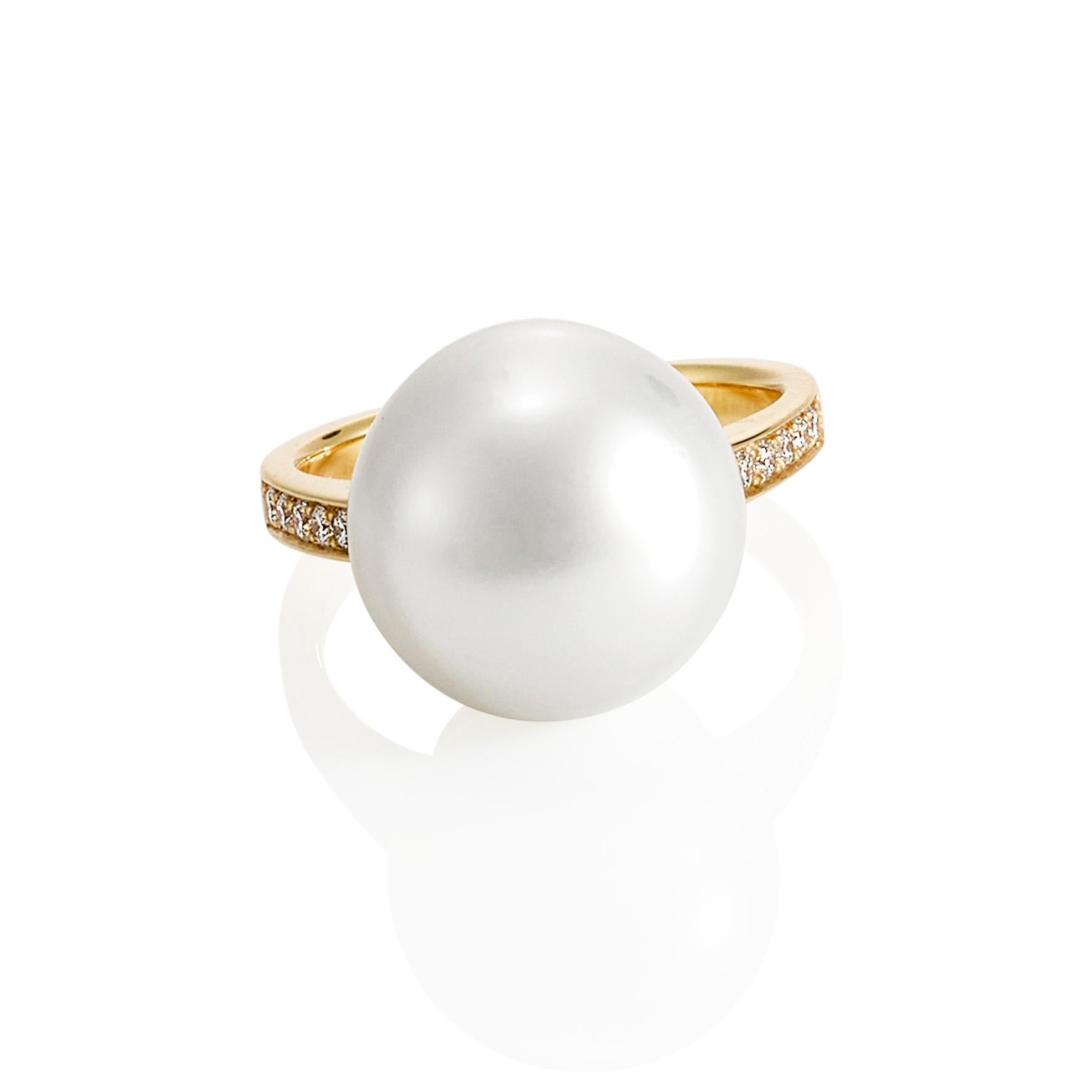 Women's Giulians Contemporary 18 Karat Australian South Sea Pearl Ring For Sale