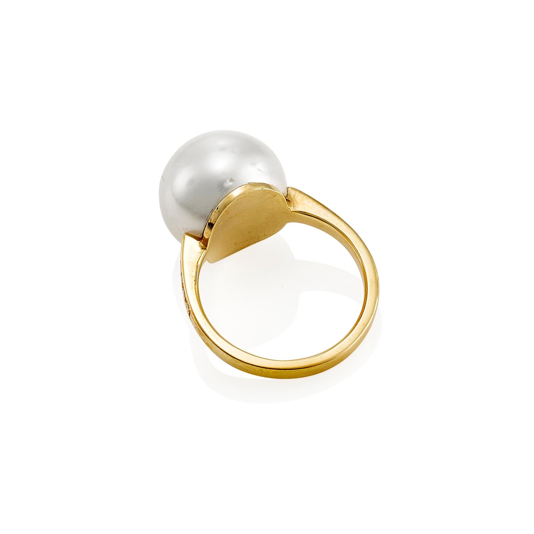 Giulians Contemporary 18 Karat Australian South Sea Pearl Ring For Sale 2