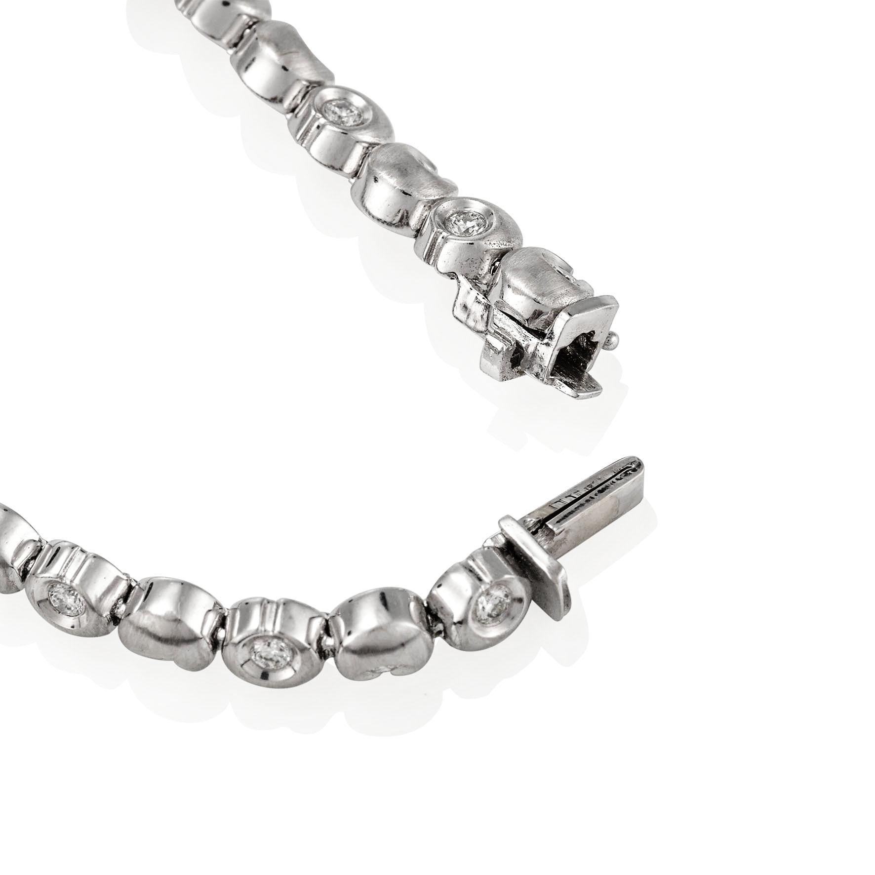 Round Cut Giulians Contemporary 18 Karat Diamond Line Bracelet For Sale